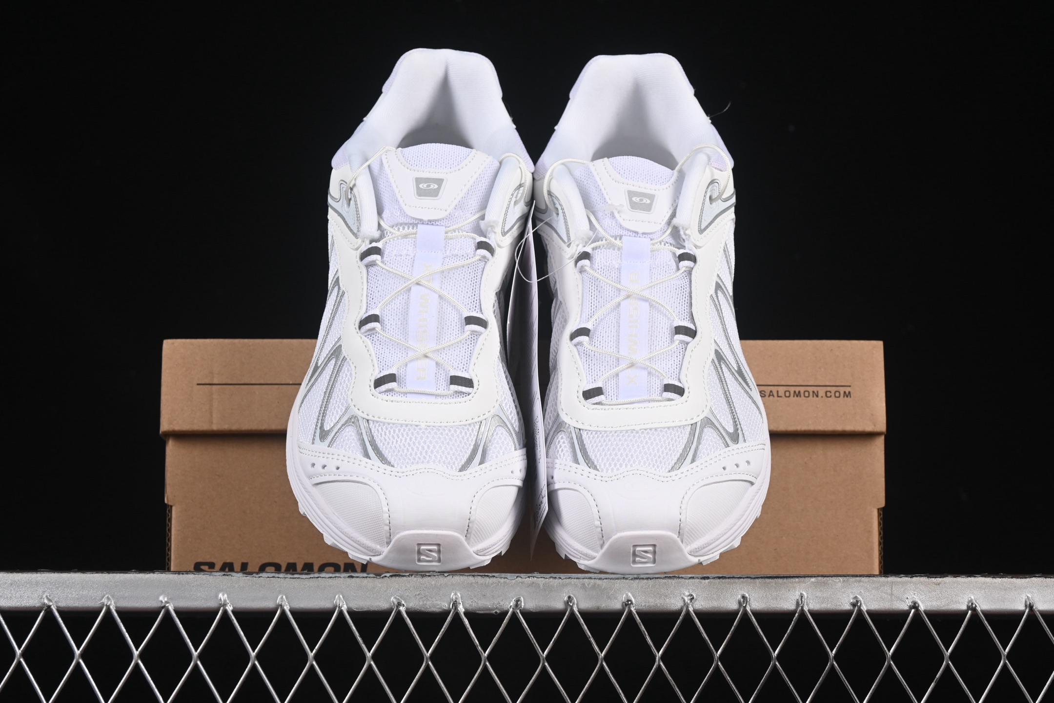 💰340纯原
Salomon XT-Whisper 萨洛蒙 探索者系列户外越野跑鞋 477619-22
#鞋面采用SENSIFIT贴合技术 全方位贴合包裹脚型 鞋跟部鞋底牵引设计 提供强大的抓地性能 更适应野外崎岖不平的道路 其3D ADVANCED CHASSIS底盘 材料轻量大化 钉齿设计更具稳定性、防护性 鞋底易磨损区运用CONTAGRIP高耐磨材料 应对城市硬质路面长距离跑考验
尺码:36 36.5 37 38 38.5 39 40 40.5 41 42 42.5 43 44 44.5 45 46.5 HCD4