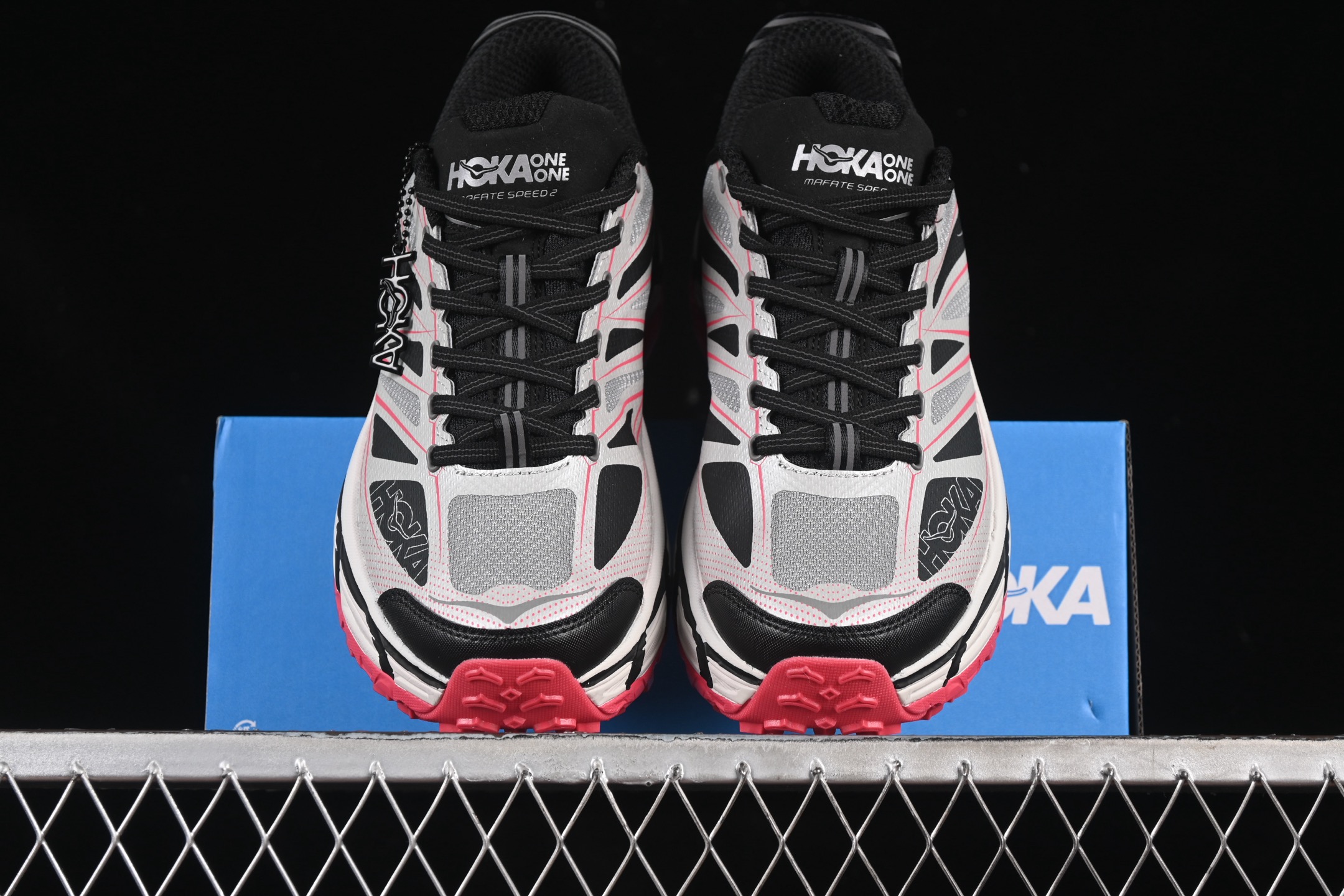 💰220纯原
Hoka Mafate Speed 2 马法特二代超轻厚底轻量山地跑步鞋 1126851 GTCG
#轻量化材料Fresh Foam。超轻量中底全部用料过3C认证! 滚动平衡科技减少33%能量消耗 !第二代Mafate更是延续精髓设计,并调整了整体的鞋型,修身的鞋型,更加灵巧的感觉一下子来了。外底韧弹感十足的EVA泡绵,结合Vibram橡胶大底,性能稳定输出,无论是平时穿着还是在潮湿的梅雨季节跑步,都是非常优秀的搭配。
尺码:36 36.5 37 38 38.5 39 40 40.5 41 42 42.5 43 44 45 N.D4