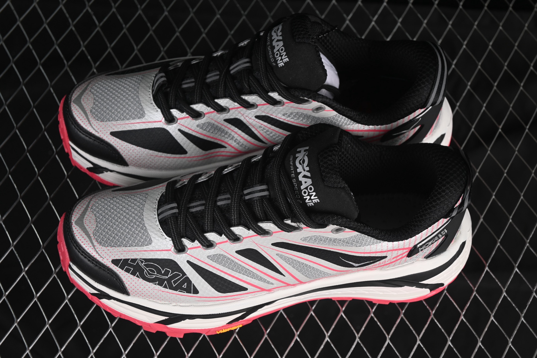 💰220纯原
Hoka Mafate Speed 2 马法特二代超轻厚底轻量山地跑步鞋 1126851 GTCG
#轻量化材料Fresh Foam。超轻量中底全部用料过3C认证! 滚动平衡科技减少33%能量消耗 !第二代Mafate更是延续精髓设计,并调整了整体的鞋型,修身的鞋型,更加灵巧的感觉一下子来了。外底韧弹感十足的EVA泡绵,结合Vibram橡胶大底,性能稳定输出,无论是平时穿着还是在潮湿的梅雨季节跑步,都是非常优秀的搭配。
尺码:36 36.5 37 38 38.5 39 40 40.5 41 42 42.5 43 44 45 N.D4