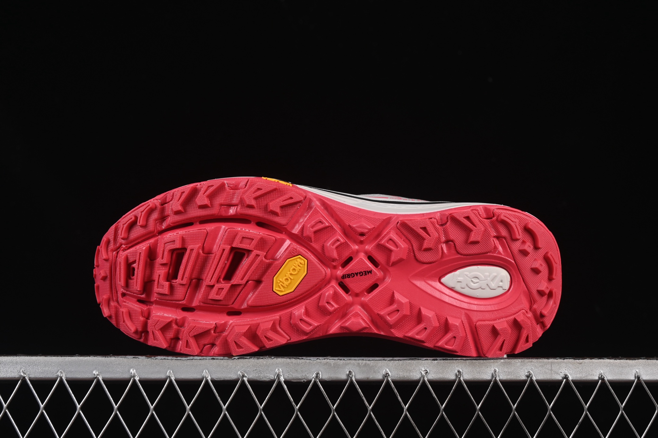 💰220纯原
Hoka Mafate Speed 2 马法特二代超轻厚底轻量山地跑步鞋 1126851 GTCG
#轻量化材料Fresh Foam。超轻量中底全部用料过3C认证! 滚动平衡科技减少33%能量消耗 !第二代Mafate更是延续精髓设计,并调整了整体的鞋型,修身的鞋型,更加灵巧的感觉一下子来了。外底韧弹感十足的EVA泡绵,结合Vibram橡胶大底,性能稳定输出,无论是平时穿着还是在潮湿的梅雨季节跑步,都是非常优秀的搭配。
尺码:36 36.5 37 38 38.5 39 40 40.5 41 42 42.5 43 44 45 N.D4
