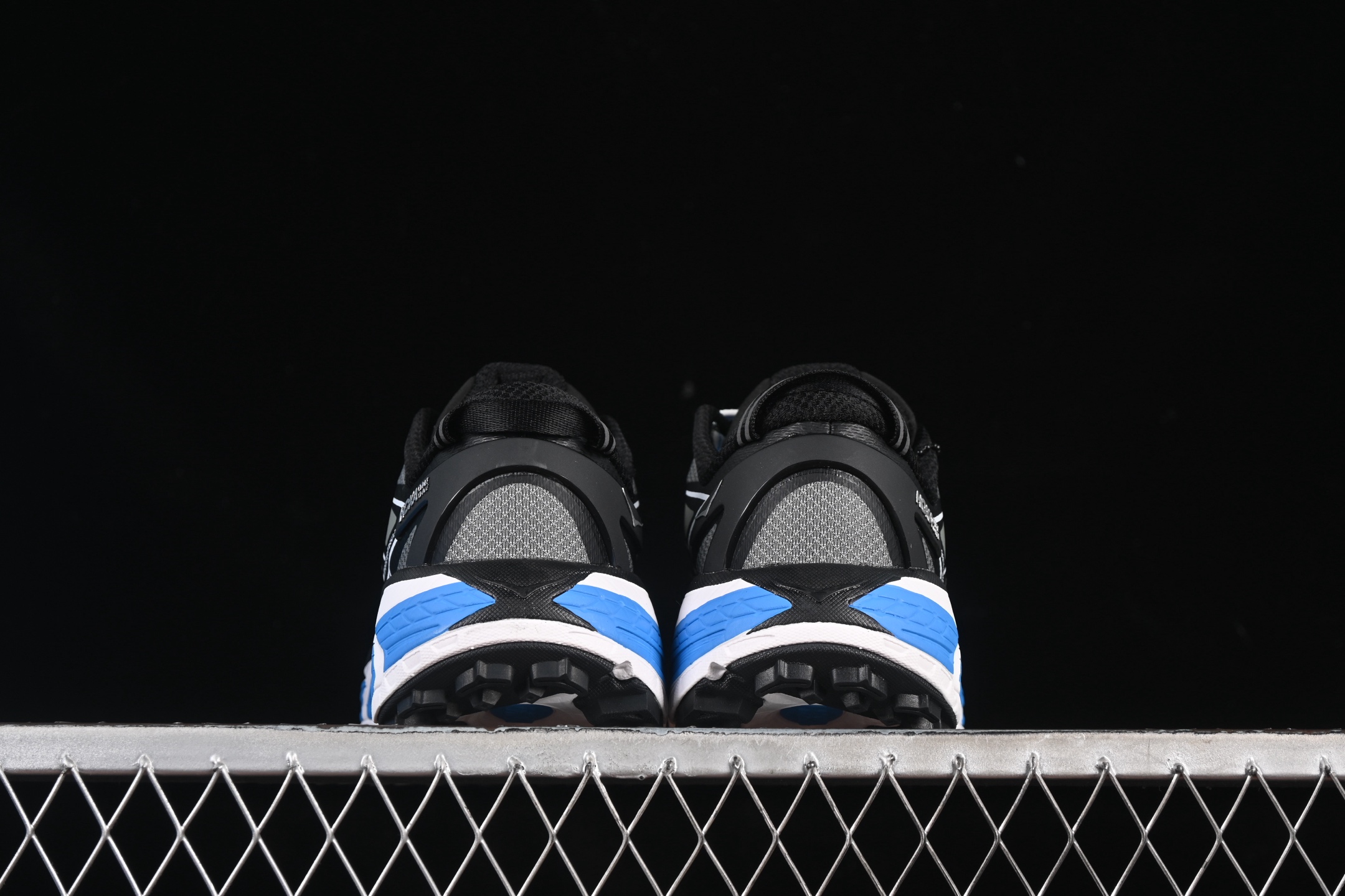 💰220纯原
Hoka Mafate Speed 2 马法特二代超轻厚底轻量山地跑步鞋 1126851 BWHT
#轻量化材料Fresh Foam。超轻量中底全部用料过3C认证! 滚动平衡科技减少33%能量消耗 !第二代Mafate更是延续精髓设计,并调整了整体的鞋型,修身的鞋型,更加灵巧的感觉一下子来了。外底韧弹感十足的EVA泡绵,结合Vibram橡胶大底,性能稳定输出,无论是平时穿着还是在潮湿的梅雨季节跑步,都是非常优秀的搭配。
尺码:36 36.5 37 38 38.5 39 40 40.5 41 42 42.5 43 44 45 N.D4