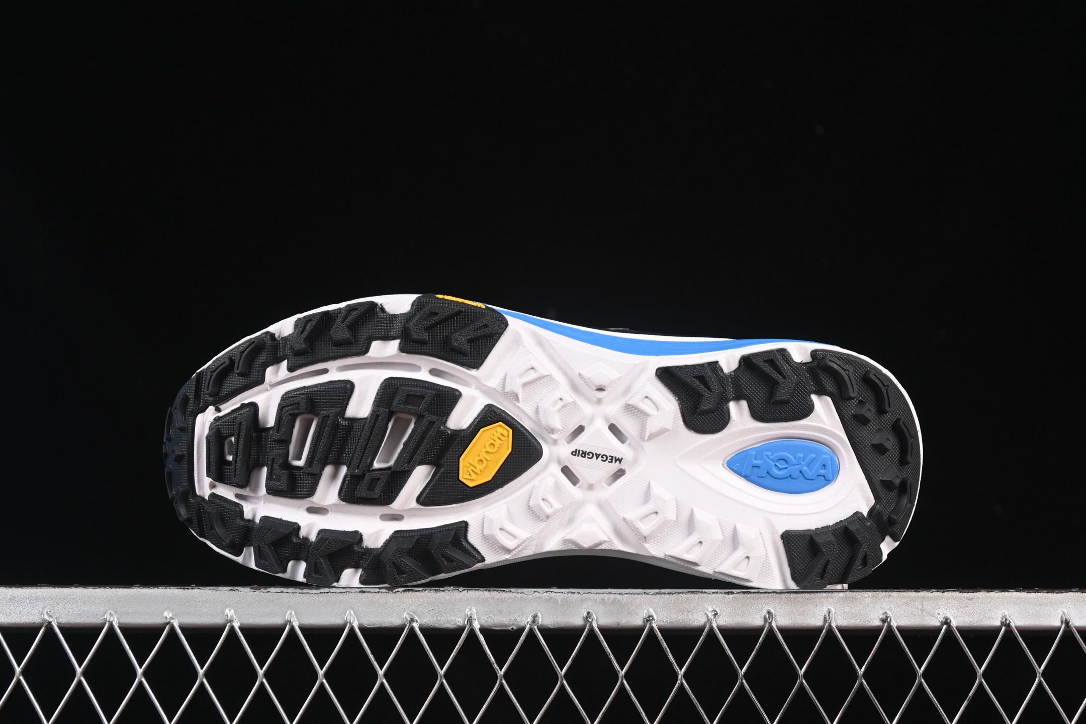 💰220纯原
Hoka Mafate Speed 2 马法特二代超轻厚底轻量山地跑步鞋 1126851 BWHT
#轻量化材料Fresh Foam。超轻量中底全部用料过3C认证! 滚动平衡科技减少33%能量消耗 !第二代Mafate更是延续精髓设计,并调整了整体的鞋型,修身的鞋型,更加灵巧的感觉一下子来了。外底韧弹感十足的EVA泡绵,结合Vibram橡胶大底,性能稳定输出,无论是平时穿着还是在潮湿的梅雨季节跑步,都是非常优秀的搭配。
尺码:36 36.5 37 38 38.5 39 40 40.5 41 42 42.5 43 44 45 N.D4