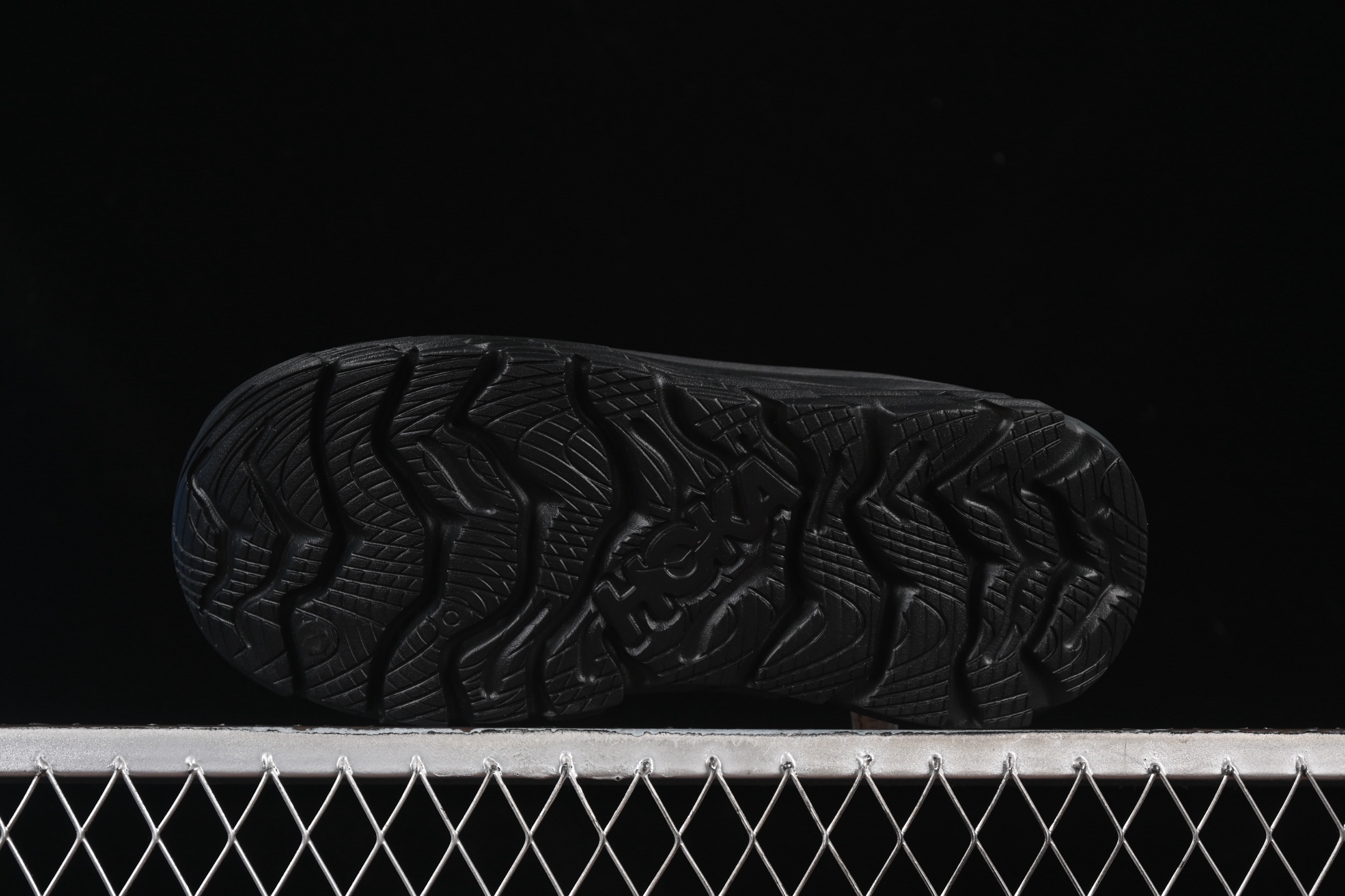 💰240纯原
HOKA ONE ONE Restore Tc 经典百搭舒适减震防滑低帮跑鞋 1169150 CRBN
#鞋款特别研发使用性能独特的几何形跑鞋中底,鞋底更厚、更高、回弹性也更好,除了卓越的缓冲性能,它还能为各种阶段的跑者带来更具动感、更加稳定的跑步体验。
尺码:36 36.5 37 38 38.5 39 40 40.5 41 42 42.5 43 44 45 X.D4