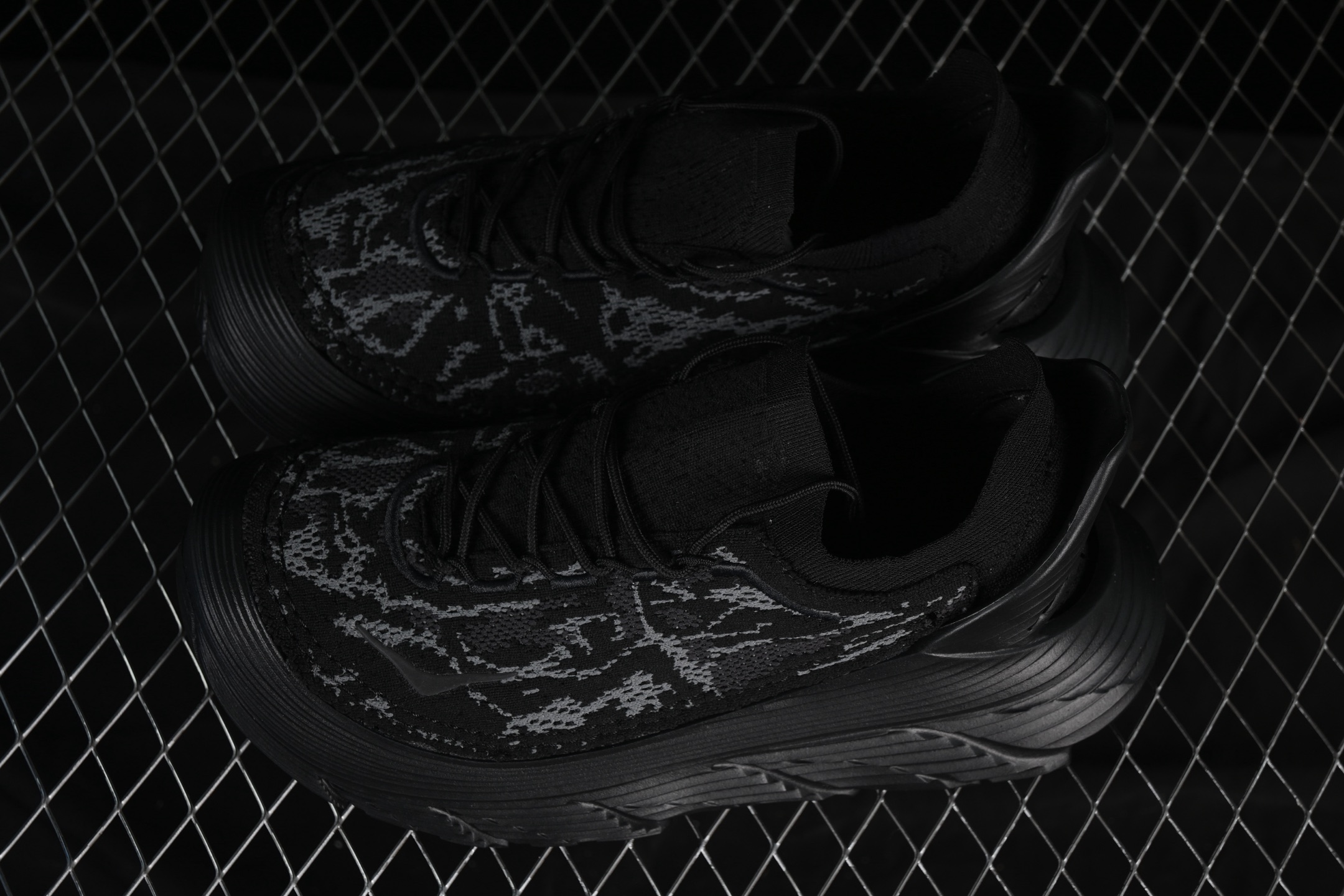 💰240纯原
HOKA ONE ONE Restore Tc 经典百搭舒适减震防滑低帮跑鞋 1169150 CRBN
#鞋款特别研发使用性能独特的几何形跑鞋中底,鞋底更厚、更高、回弹性也更好,除了卓越的缓冲性能,它还能为各种阶段的跑者带来更具动感、更加稳定的跑步体验。
尺码:36 36.5 37 38 38.5 39 40 40.5 41 42 42.5 43 44 45 X.D4