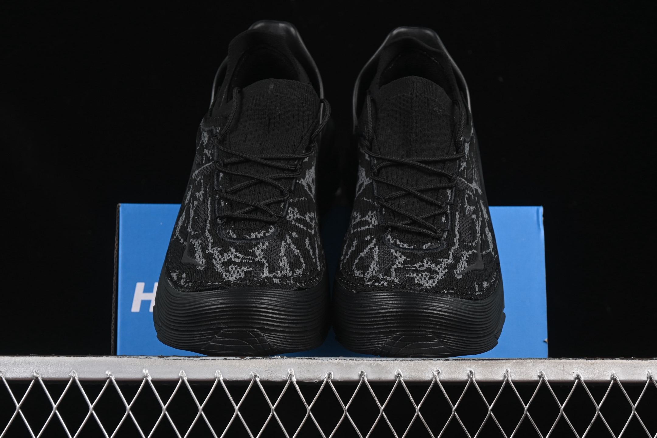 💰240纯原
HOKA ONE ONE Restore Tc 经典百搭舒适减震防滑低帮跑鞋 1169150 CRBN
#鞋款特别研发使用性能独特的几何形跑鞋中底,鞋底更厚、更高、回弹性也更好,除了卓越的缓冲性能,它还能为各种阶段的跑者带来更具动感、更加稳定的跑步体验。
尺码:36 36.5 37 38 38.5 39 40 40.5 41 42 42.5 43 44 45 X.D4