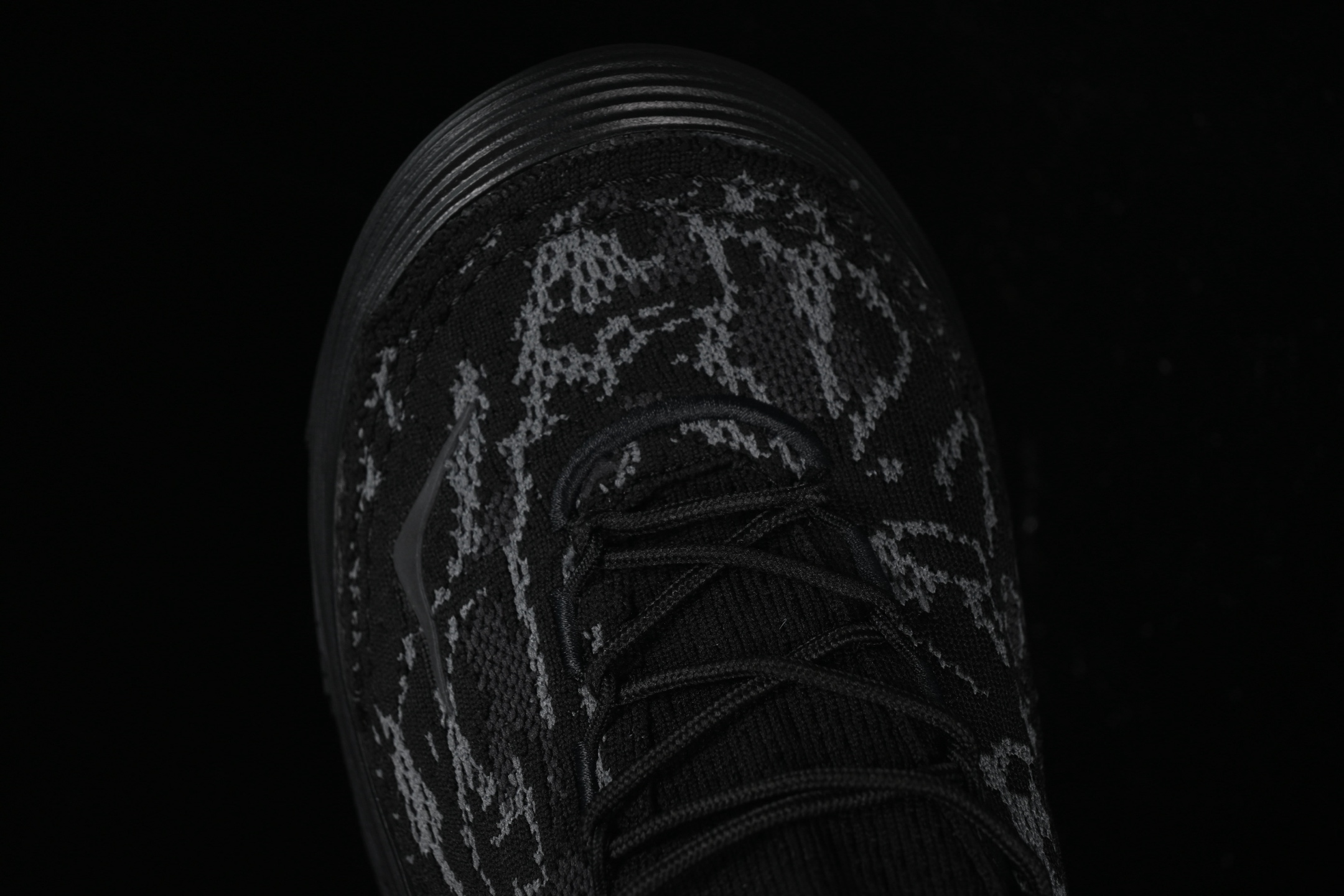 💰240纯原
HOKA ONE ONE Restore Tc 经典百搭舒适减震防滑低帮跑鞋 1169150 CRBN
#鞋款特别研发使用性能独特的几何形跑鞋中底,鞋底更厚、更高、回弹性也更好,除了卓越的缓冲性能,它还能为各种阶段的跑者带来更具动感、更加稳定的跑步体验。
尺码:36 36.5 37 38 38.5 39 40 40.5 41 42 42.5 43 44 45 X.D4