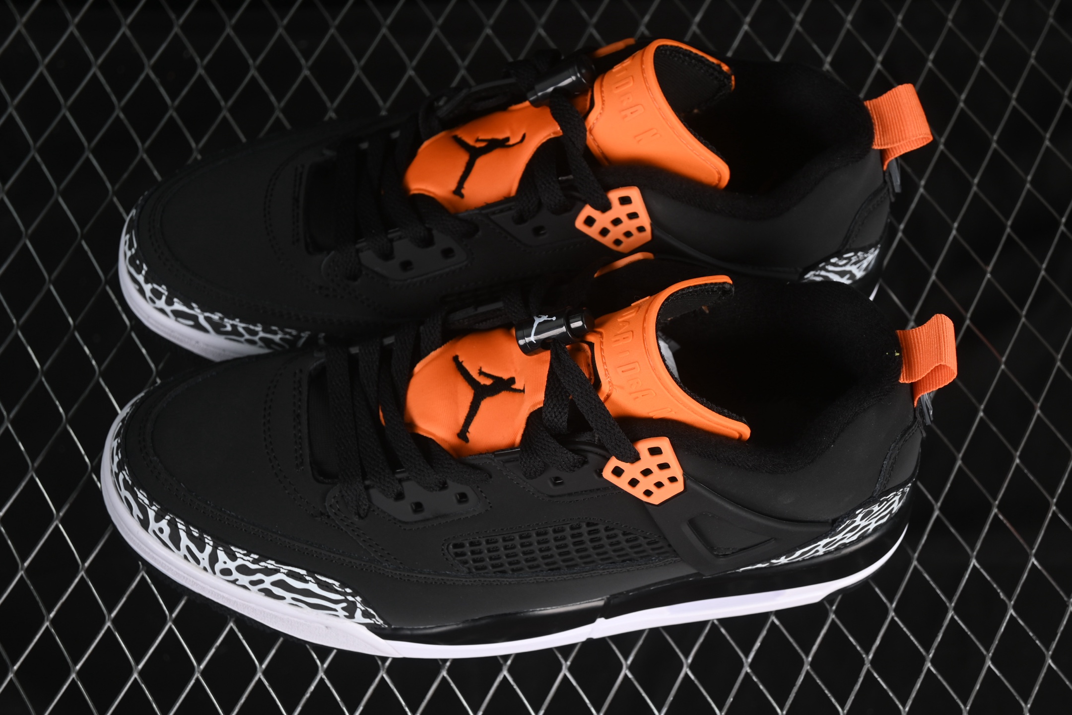 💰300纯原
Jordan Spizike Low AJ 乔丹合体元素 复古蓝配色 文化休闲板鞋 FQ1759-008
#整双鞋在 Air Jordan 5 Low 廓形的基础上,通过加入 AJ3 的爆裂纹和鞋底设计、AJ6 的鞋舌和鞋带束扣、AJ4 的鞋侧三角稳定贴片和鞋带孔等,
尺码:36 36.5 37.5 38 38.5 39 40 40.5 41 42 42.5 43 44 44.5 45 46 47.5 ZZD4