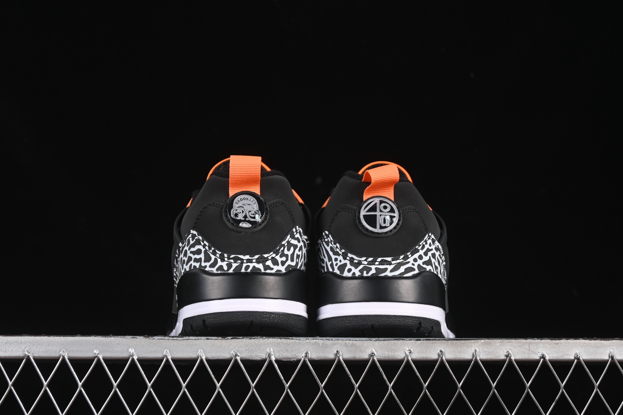 💰300纯原
Jordan Spizike Low AJ 乔丹合体元素 复古蓝配色 文化休闲板鞋 FQ1759-008
#整双鞋在 Air Jordan 5 Low 廓形的基础上,通过加入 AJ3 的爆裂纹和鞋底设计、AJ6 的鞋舌和鞋带束扣、AJ4 的鞋侧三角稳定贴片和鞋带孔等,
尺码:36 36.5 37.5 38 38.5 39 40 40.5 41 42 42.5 43 44 44.5 45 46 47.5 ZZD4