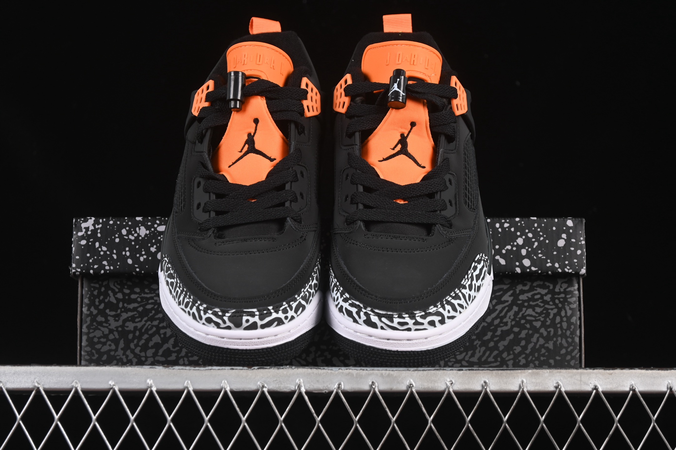 💰300纯原
Jordan Spizike Low AJ 乔丹合体元素 复古蓝配色 文化休闲板鞋 FQ1759-008
#整双鞋在 Air Jordan 5 Low 廓形的基础上,通过加入 AJ3 的爆裂纹和鞋底设计、AJ6 的鞋舌和鞋带束扣、AJ4 的鞋侧三角稳定贴片和鞋带孔等,
尺码:36 36.5 37.5 38 38.5 39 40 40.5 41 42 42.5 43 44 44.5 45 46 47.5 ZZD4