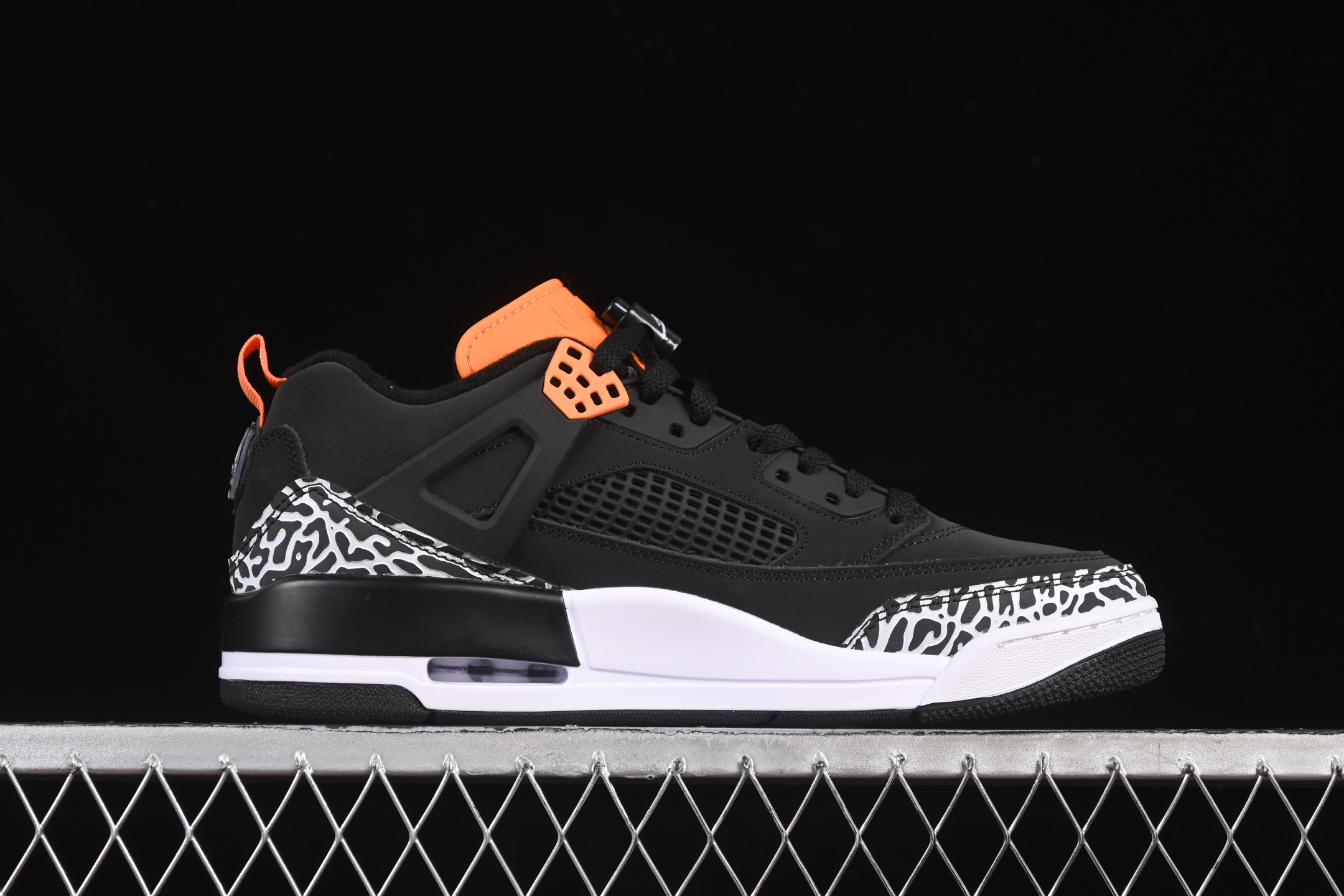 💰300纯原
Jordan Spizike Low AJ 乔丹合体元素 复古蓝配色 文化休闲板鞋 FQ1759-008
#整双鞋在 Air Jordan 5 Low 廓形的基础上,通过加入 AJ3 的爆裂纹和鞋底设计、AJ6 的鞋舌和鞋带束扣、AJ4 的鞋侧三角稳定贴片和鞋带孔等,
尺码:36 36.5 37.5 38 38.5 39 40 40.5 41 42 42.5 43 44 44.5 45 46 47.5 ZZD4