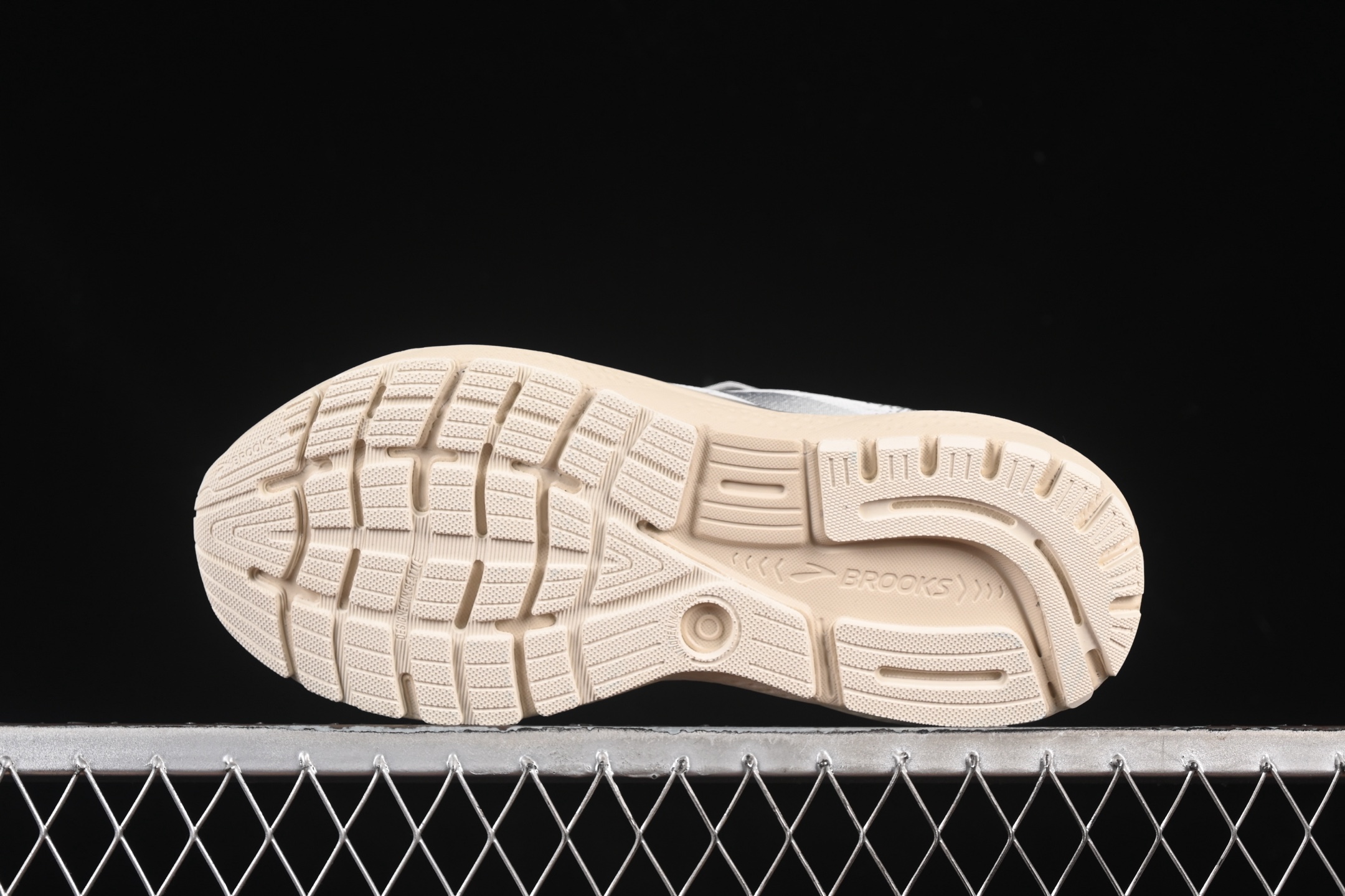 💰240纯原
Brooks Ghost 16 布鲁克斯 16代低帮透气缓震支撑休闲运动慢跑鞋 1104181D401
#采用改进工程空气网眼组合热熔工艺 鞋面材质搭载DNA LOFT V2密度泡棉缓震系统 中底外置防滑耐磨橡胶底片 回归个性化跑姿
尺码:40 40.5 41 42 42.5 43 44 44.5 45 D.D4