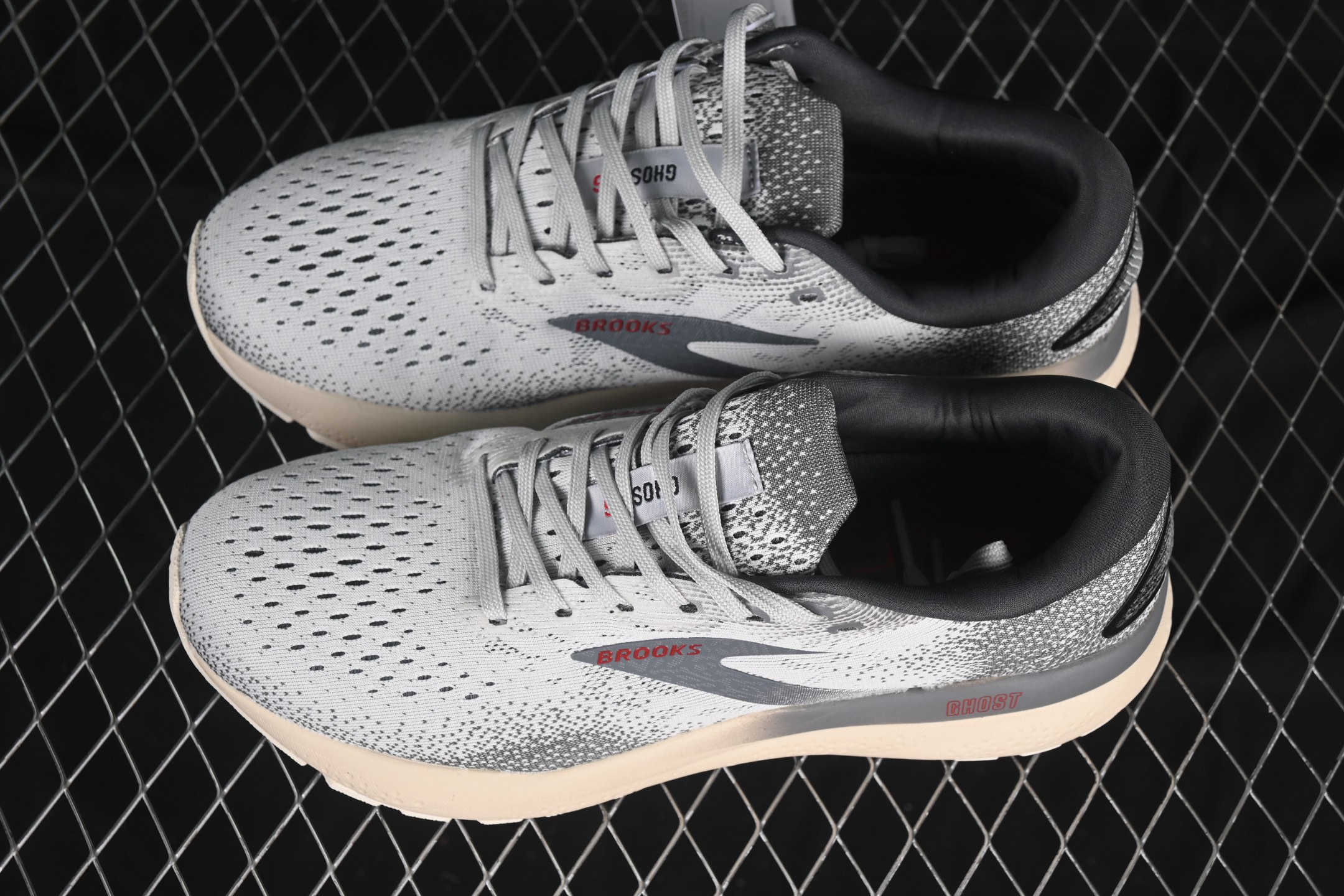 💰240纯原
Brooks Ghost 16 布鲁克斯 16代低帮透气缓震支撑休闲运动慢跑鞋 1104181D401
#采用改进工程空气网眼组合热熔工艺 鞋面材质搭载DNA LOFT V2密度泡棉缓震系统 中底外置防滑耐磨橡胶底片 回归个性化跑姿
尺码:40 40.5 41 42 42.5 43 44 44.5 45 D.D4