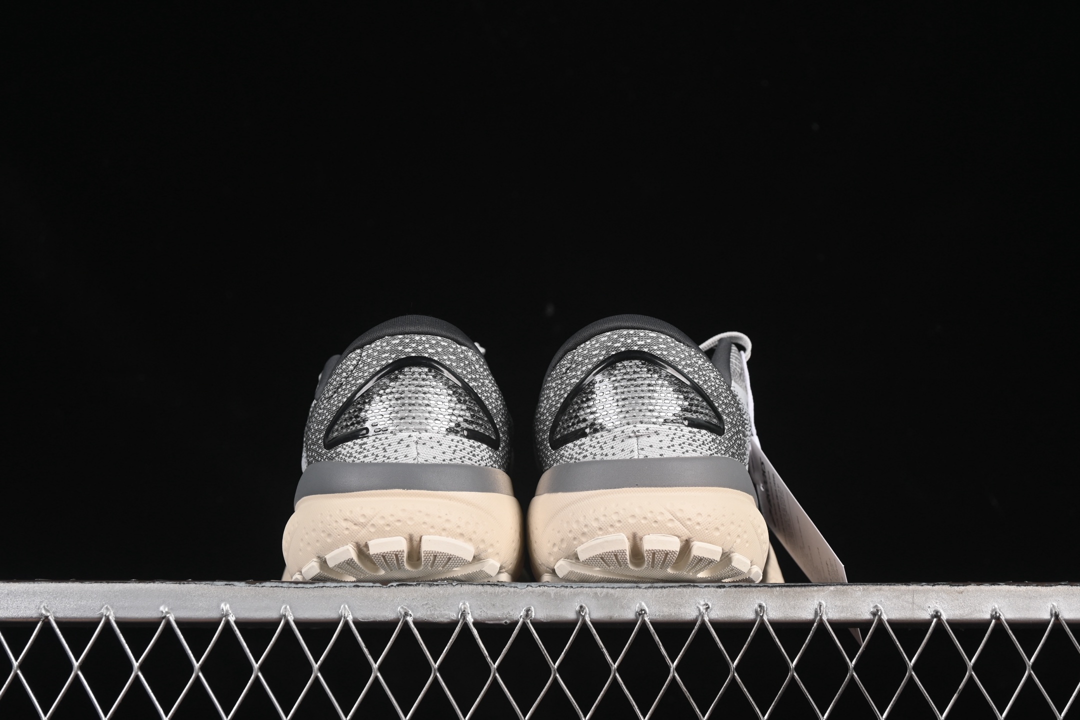 💰240纯原
Brooks Ghost 16 布鲁克斯 16代低帮透气缓震支撑休闲运动慢跑鞋 1104181D401
#采用改进工程空气网眼组合热熔工艺 鞋面材质搭载DNA LOFT V2密度泡棉缓震系统 中底外置防滑耐磨橡胶底片 回归个性化跑姿
尺码:40 40.5 41 42 42.5 43 44 44.5 45 D.D4
