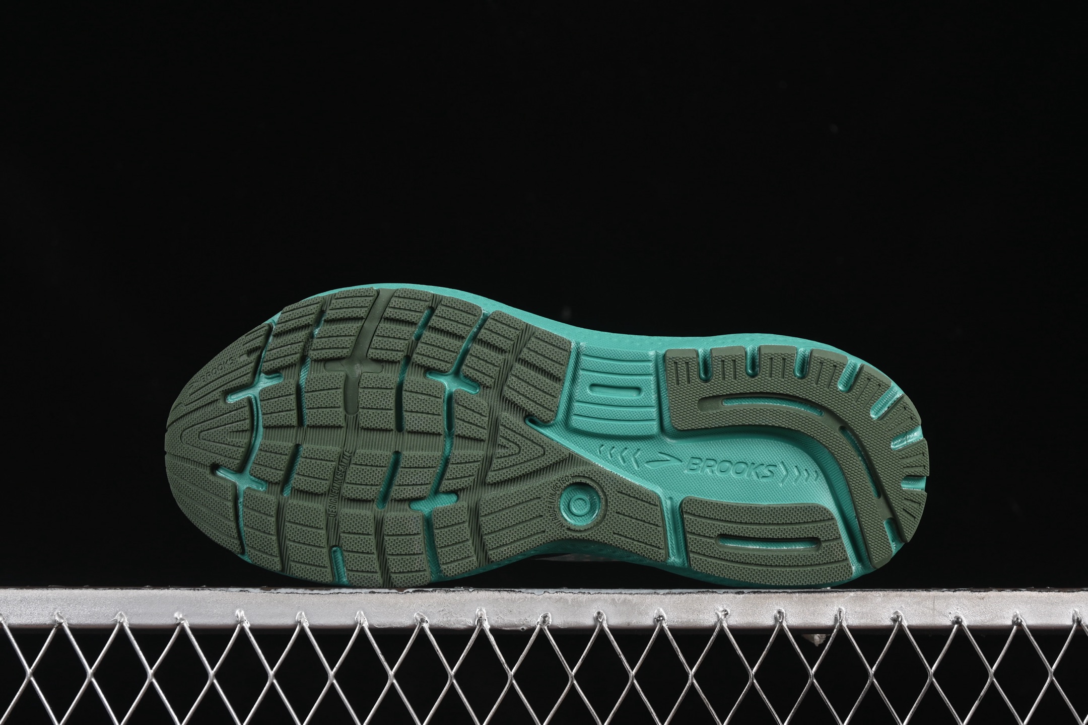 💰240纯原
Brooks Ghost 16 布鲁克斯 16代低帮透气缓震支撑休闲运动慢跑鞋 1104181D047
#采用改进工程空气网眼组合热熔工艺 鞋面材质搭载DNA LOFT V2密度泡棉缓震系统 中底外置防滑耐磨橡胶底片 回归个性化跑姿
尺码:40 40.5 41 42 42.5 43 44 44.5 45 D.D4