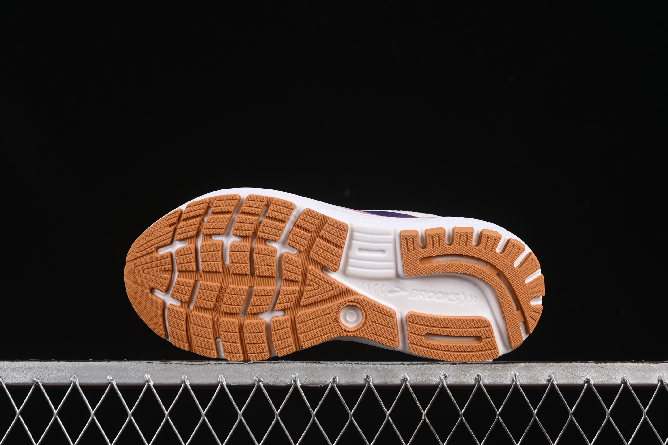 💰240纯原
Brooks Ghost 16 布鲁克斯 16代低帮透气缓震支撑休闲运动慢跑鞋 1104181D104
#采用改进工程空气网眼组合热熔工艺 鞋面材质搭载DNA LOFT V2密度泡棉缓震系统 中底外置防滑耐磨橡胶底片 回归个性化跑姿
尺码:36 36.5 37.5 38 38.5 39 D.D4