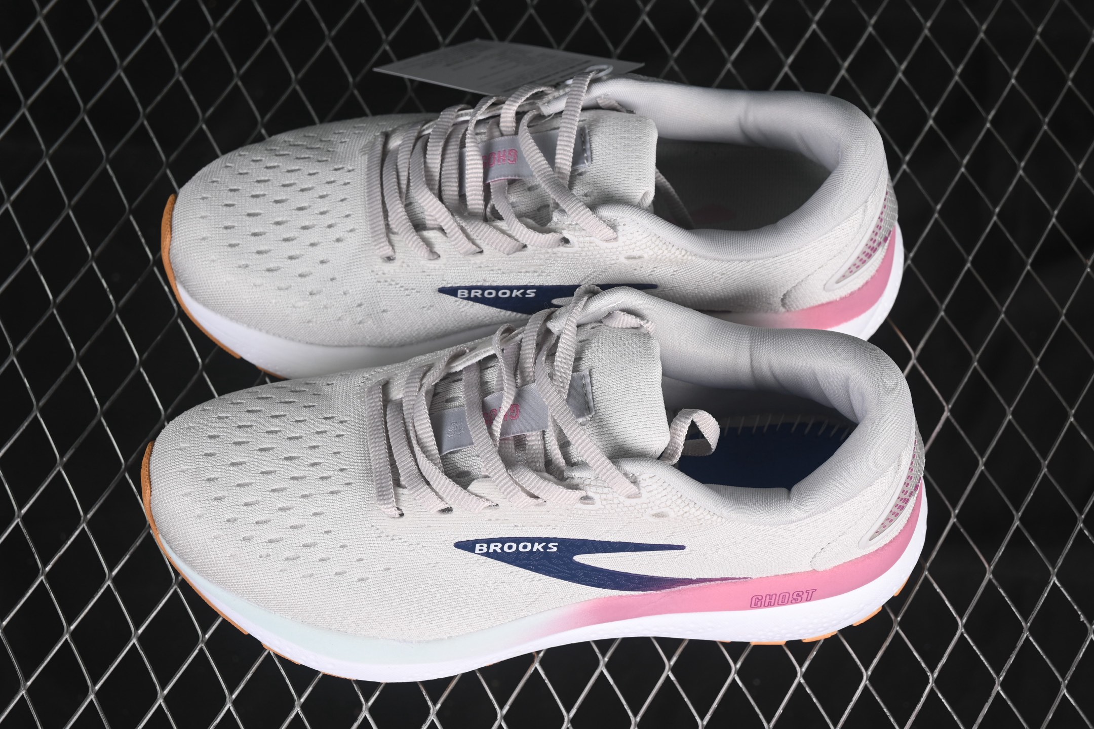 💰240纯原
Brooks Ghost 16 布鲁克斯 16代低帮透气缓震支撑休闲运动慢跑鞋 1104181D104
#采用改进工程空气网眼组合热熔工艺 鞋面材质搭载DNA LOFT V2密度泡棉缓震系统 中底外置防滑耐磨橡胶底片 回归个性化跑姿
尺码:36 36.5 37.5 38 38.5 39 D.D4