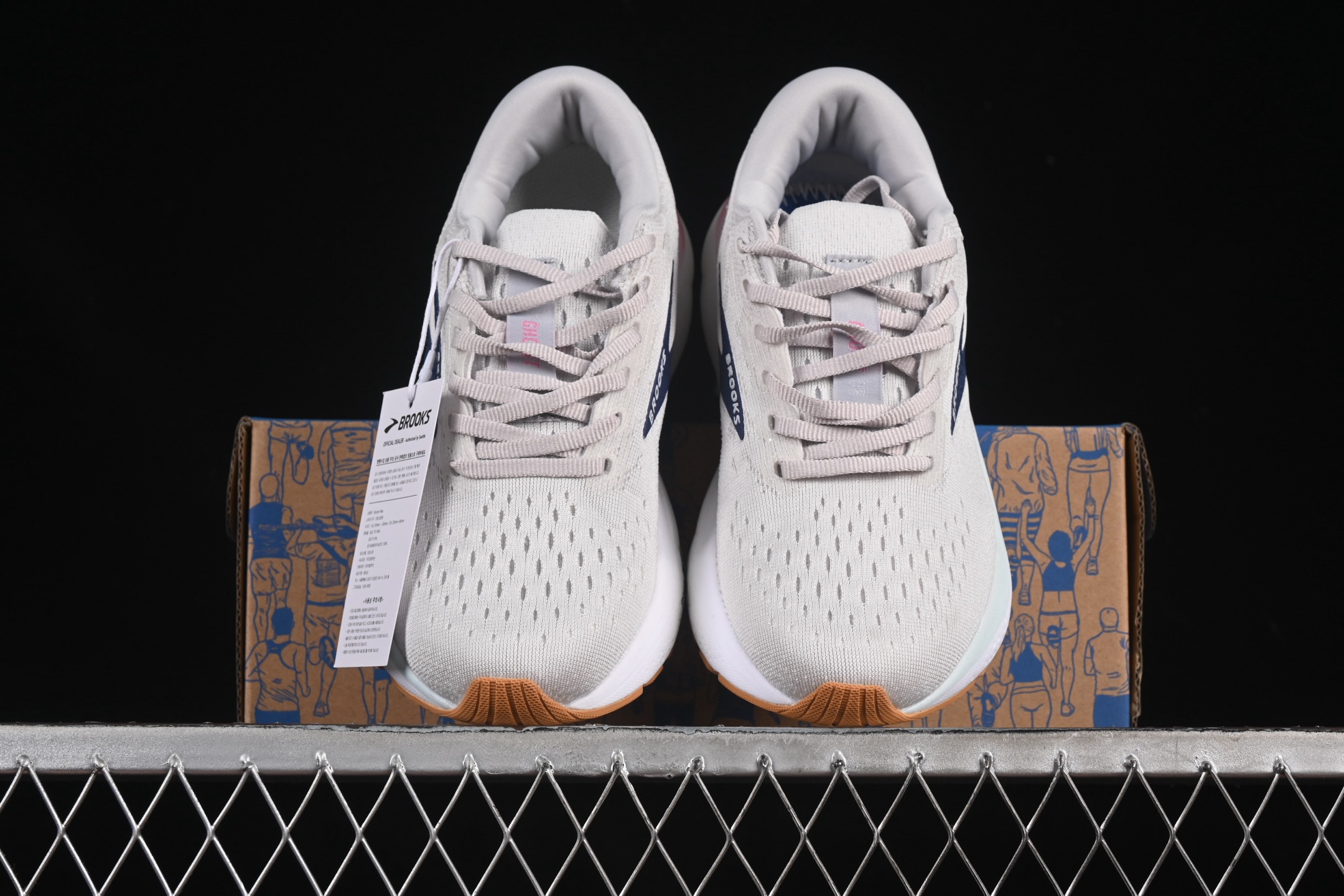 💰240纯原
Brooks Ghost 16 布鲁克斯 16代低帮透气缓震支撑休闲运动慢跑鞋 1104181D104
#采用改进工程空气网眼组合热熔工艺 鞋面材质搭载DNA LOFT V2密度泡棉缓震系统 中底外置防滑耐磨橡胶底片 回归个性化跑姿
尺码:36 36.5 37.5 38 38.5 39 D.D4