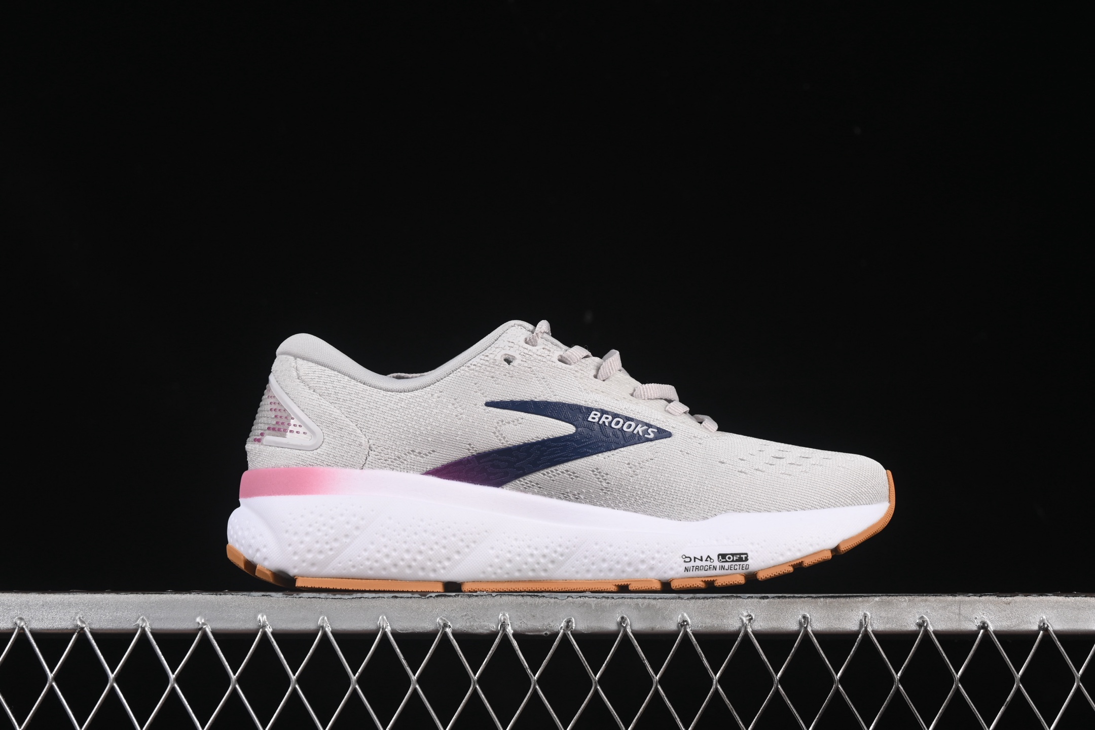 💰240纯原
Brooks Ghost 16 布鲁克斯 16代低帮透气缓震支撑休闲运动慢跑鞋 1104181D104
#采用改进工程空气网眼组合热熔工艺 鞋面材质搭载DNA LOFT V2密度泡棉缓震系统 中底外置防滑耐磨橡胶底片 回归个性化跑姿
尺码:36 36.5 37.5 38 38.5 39 D.D4