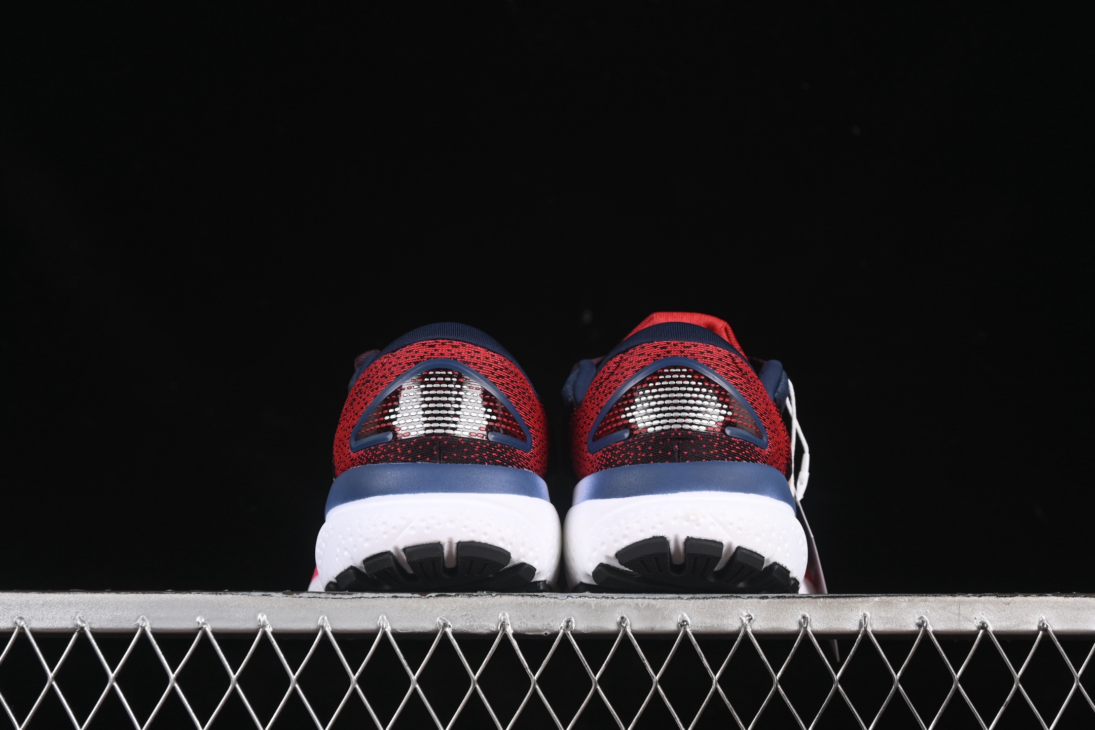 💰240纯原
Brooks Ghost 16 布鲁克斯 16代低帮透气缓震支撑休闲运动慢跑鞋 1104181D004
#采用改进工程空气网眼组合热熔工艺 鞋面材质搭载DNA LOFT V2密度泡棉缓震系统 中底外置防滑耐磨橡胶底片 回归个性化跑姿
尺码:40 40.5 41 42 42.5 43 44 44.5 45 D.D4