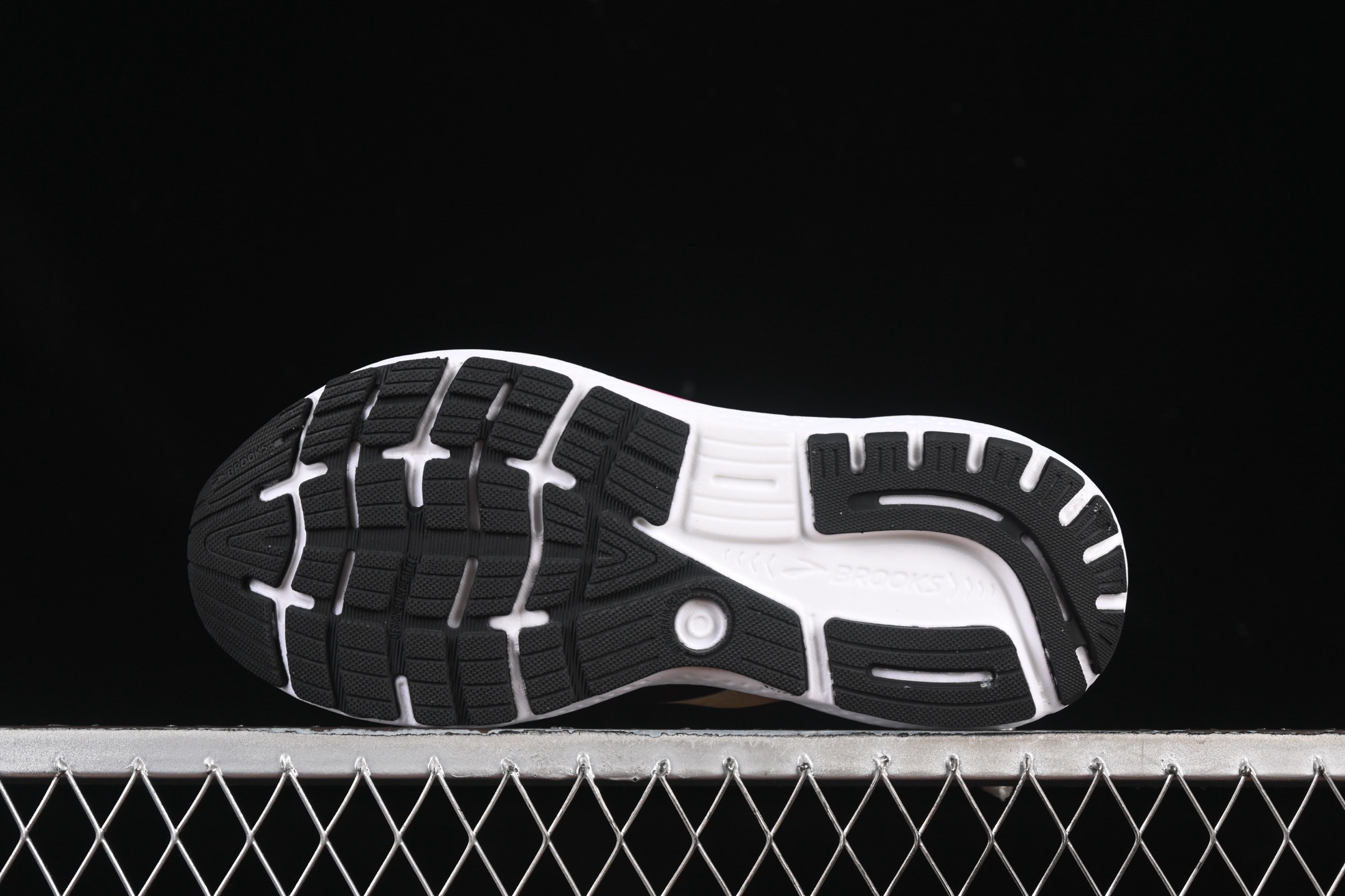 💰240纯原
Brooks Ghost 16 布鲁克斯 16代低帮透气缓震支撑休闲运动慢跑鞋 1104181D004
#采用改进工程空气网眼组合热熔工艺 鞋面材质搭载DNA LOFT V2密度泡棉缓震系统 中底外置防滑耐磨橡胶底片 回归个性化跑姿
尺码:40 40.5 41 42 42.5 43 44 44.5 45 D.D4