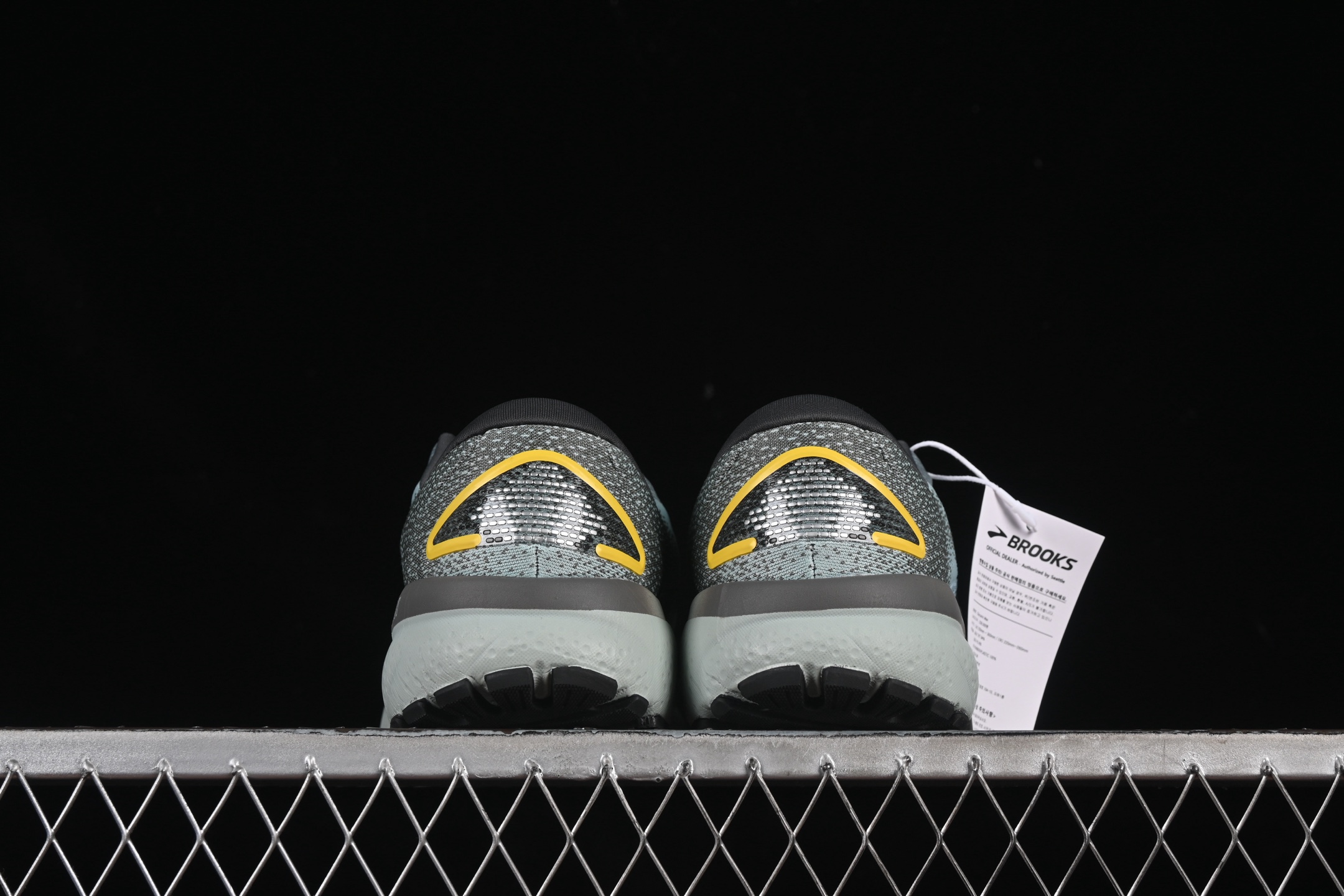💰240纯原
Brooks Ghost 16 布鲁克斯 16代低帮透气缓震支撑休闲运动慢跑鞋 1104181D432
#采用改进工程空气网眼组合热熔工艺 鞋面材质搭载DNA LOFT V2密度泡棉缓震系统 中底外置防滑耐磨橡胶底片 回归个性化跑姿
尺码:40 40.5 41 42 42.5 43 44 44.5 45 D.D4
