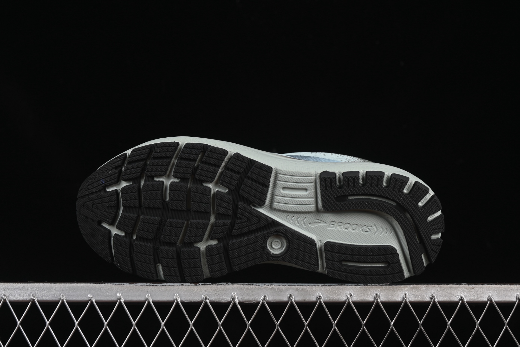 💰240纯原
Brooks Ghost 16 布鲁克斯 16代低帮透气缓震支撑休闲运动慢跑鞋 1104181D432
#采用改进工程空气网眼组合热熔工艺 鞋面材质搭载DNA LOFT V2密度泡棉缓震系统 中底外置防滑耐磨橡胶底片 回归个性化跑姿
尺码:40 40.5 41 42 42.5 43 44 44.5 45 D.D4