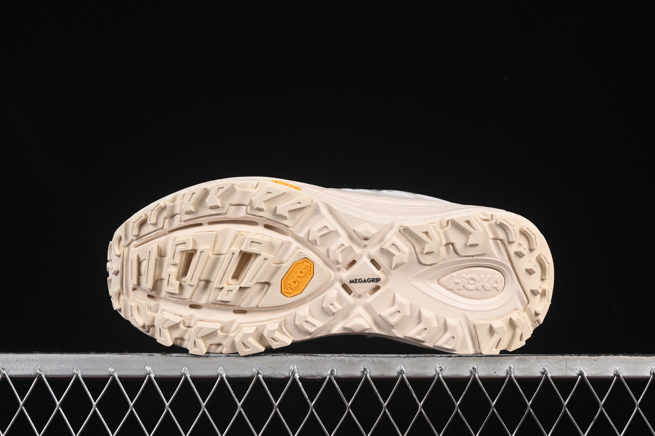 💰220纯原
Hoka Mafate Three 2 马法特二代超轻厚底轻量山地跑步鞋 1141572 ESSN
#轻量化材料Fresh Foam。超轻量中底全部用料过3C认证! 滚动平衡科技减少33%能量消耗 !第二代Mafate更是延续精髓设计,并调整了整体的鞋型,修身的鞋型,更加灵巧的感觉一下子来了。外底韧弹感十足的EVA泡绵,结合Vibram橡胶大底,性能稳定输出,无论是平时穿着还是在潮湿的梅雨季节跑步,都是非常优秀的搭配。
尺码:36 36.5 37 38 38.5 39 40 40.5 41 42 42.5 43 44 45 N.D4