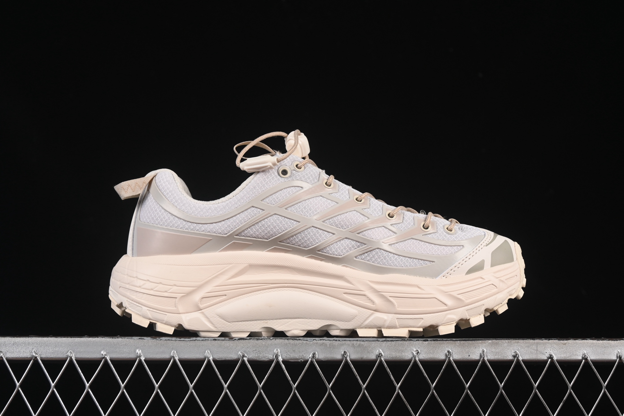 💰220纯原
Hoka Mafate Three 2 马法特二代超轻厚底轻量山地跑步鞋 1141572 ESSN
#轻量化材料Fresh Foam。超轻量中底全部用料过3C认证! 滚动平衡科技减少33%能量消耗 !第二代Mafate更是延续精髓设计,并调整了整体的鞋型,修身的鞋型,更加灵巧的感觉一下子来了。外底韧弹感十足的EVA泡绵,结合Vibram橡胶大底,性能稳定输出,无论是平时穿着还是在潮湿的梅雨季节跑步,都是非常优秀的搭配。
尺码:36 36.5 37 38 38.5 39 40 40.5 41 42 42.5 43 44 45 N.D4