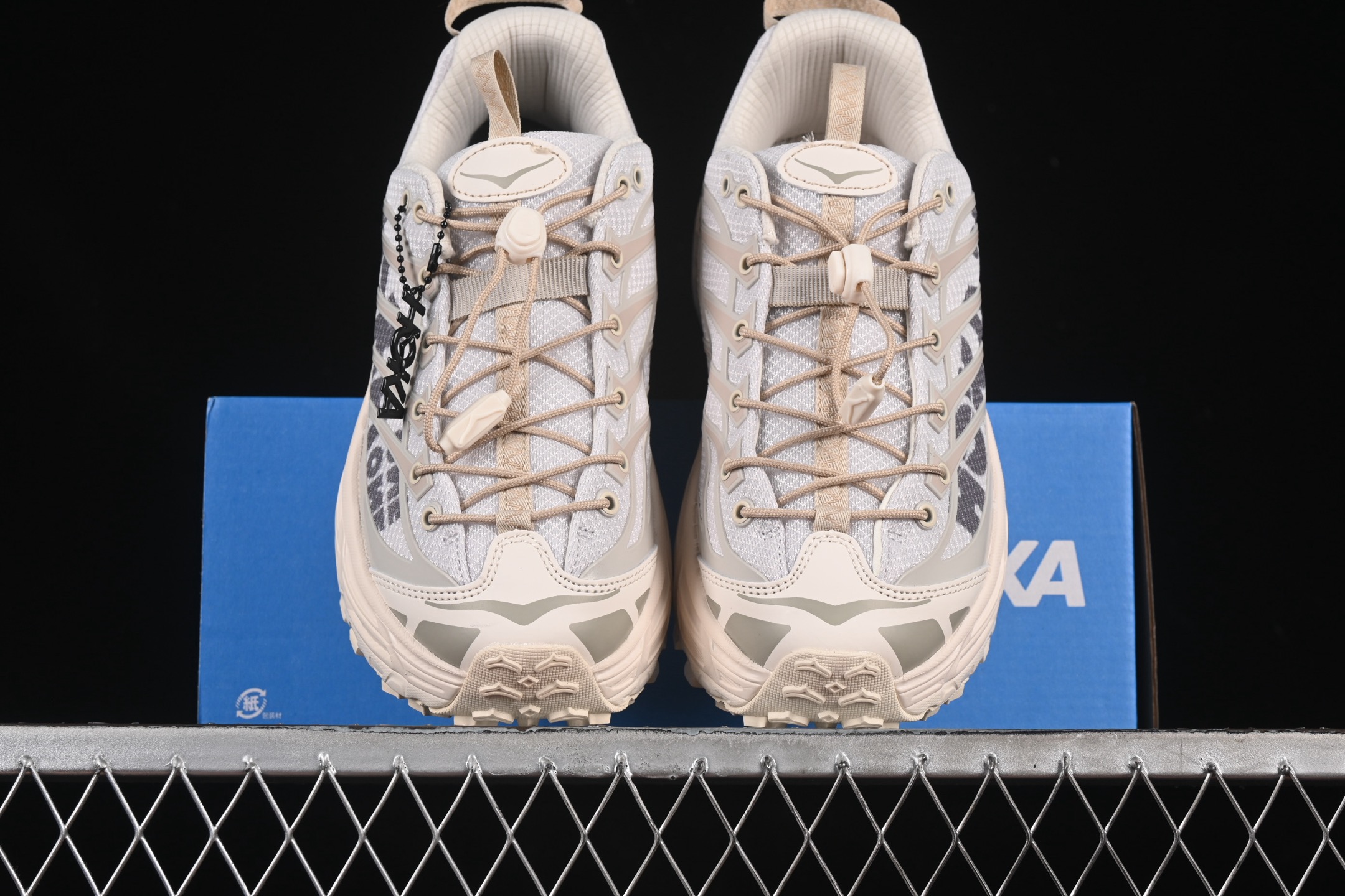 💰220纯原
Hoka Mafate Three 2 马法特二代超轻厚底轻量山地跑步鞋 1141572 ESSN
#轻量化材料Fresh Foam。超轻量中底全部用料过3C认证! 滚动平衡科技减少33%能量消耗 !第二代Mafate更是延续精髓设计,并调整了整体的鞋型,修身的鞋型,更加灵巧的感觉一下子来了。外底韧弹感十足的EVA泡绵,结合Vibram橡胶大底,性能稳定输出,无论是平时穿着还是在潮湿的梅雨季节跑步,都是非常优秀的搭配。
尺码:36 36.5 37 38 38.5 39 40 40.5 41 42 42.5 43 44 45 N.D4