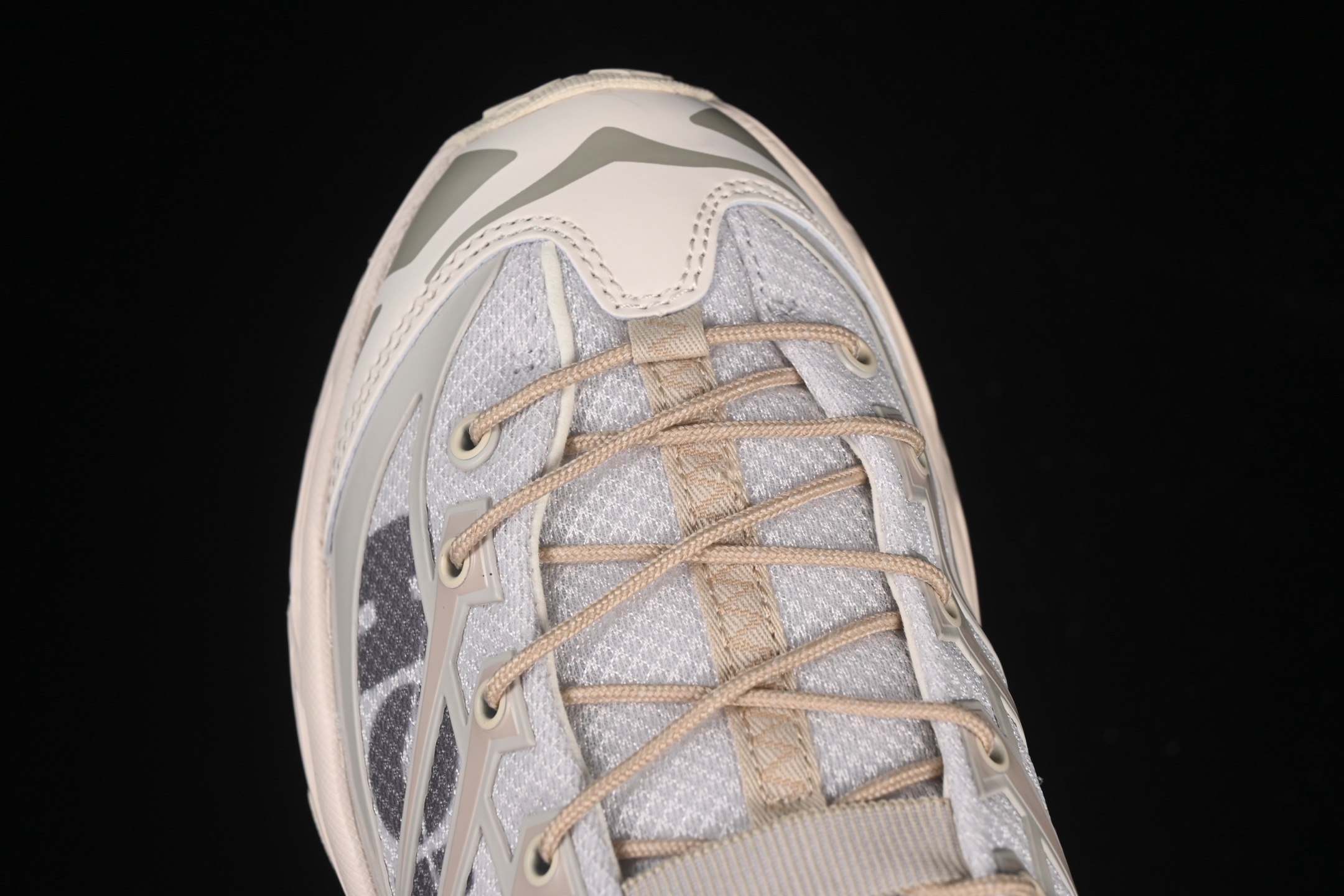 💰220纯原
Hoka Mafate Three 2 马法特二代超轻厚底轻量山地跑步鞋 1141572 ESSN
#轻量化材料Fresh Foam。超轻量中底全部用料过3C认证! 滚动平衡科技减少33%能量消耗 !第二代Mafate更是延续精髓设计,并调整了整体的鞋型,修身的鞋型,更加灵巧的感觉一下子来了。外底韧弹感十足的EVA泡绵,结合Vibram橡胶大底,性能稳定输出,无论是平时穿着还是在潮湿的梅雨季节跑步,都是非常优秀的搭配。
尺码:36 36.5 37 38 38.5 39 40 40.5 41 42 42.5 43 44 45 N.D4