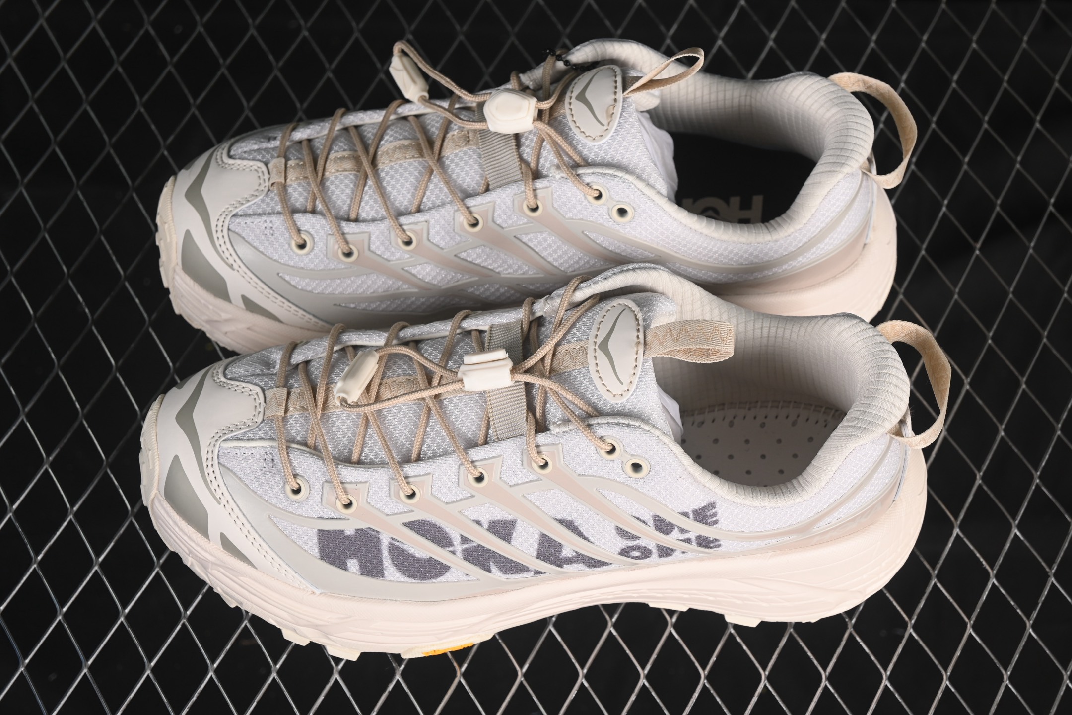 💰220纯原
Hoka Mafate Three 2 马法特二代超轻厚底轻量山地跑步鞋 1141572 ESSN
#轻量化材料Fresh Foam。超轻量中底全部用料过3C认证! 滚动平衡科技减少33%能量消耗 !第二代Mafate更是延续精髓设计,并调整了整体的鞋型,修身的鞋型,更加灵巧的感觉一下子来了。外底韧弹感十足的EVA泡绵,结合Vibram橡胶大底,性能稳定输出,无论是平时穿着还是在潮湿的梅雨季节跑步,都是非常优秀的搭配。
尺码:36 36.5 37 38 38.5 39 40 40.5 41 42 42.5 43 44 45 N.D4