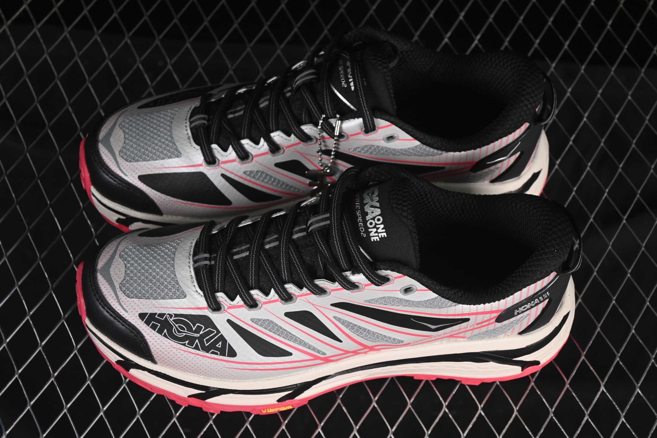 💰240纯原
Hoka Mafate Speed 2 马法特二代超轻厚底轻量山地跑步鞋 1126851 GTCG
#轻量化材料Fresh Foam。超轻量中底全部用料过3C认证! 滚动平衡科技减少33%能量消耗 !第二代Mafate更是延续精髓设计,并调整了整体的鞋型,修身的鞋型,更加灵巧的感觉一下子来了。外底韧弹感十足的EVA泡绵,结合Vibram橡胶大底,性能稳定输出,无论是平时穿着还是在潮湿的梅雨季节跑步,都是非常优秀的搭配。
尺码:36 36.5 37 38 38.5 39 40 40.5 41 42 42.5 43 44 45 X.D4