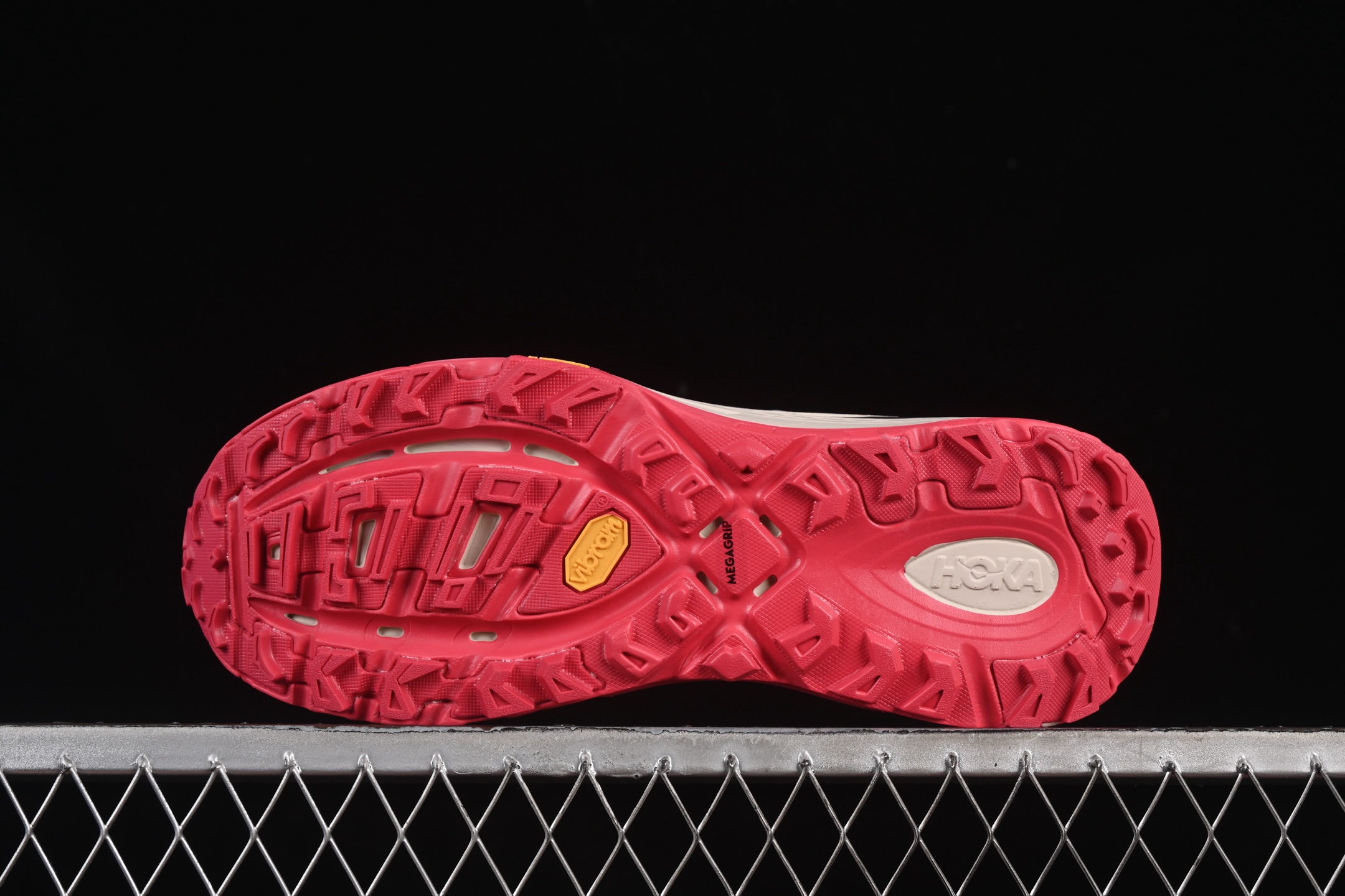💰240纯原
Hoka Mafate Speed 2 马法特二代超轻厚底轻量山地跑步鞋 1126851 GTCG
#轻量化材料Fresh Foam。超轻量中底全部用料过3C认证! 滚动平衡科技减少33%能量消耗 !第二代Mafate更是延续精髓设计,并调整了整体的鞋型,修身的鞋型,更加灵巧的感觉一下子来了。外底韧弹感十足的EVA泡绵,结合Vibram橡胶大底,性能稳定输出,无论是平时穿着还是在潮湿的梅雨季节跑步,都是非常优秀的搭配。
尺码:36 36.5 37 38 38.5 39 40 40.5 41 42 42.5 43 44 45 X.D4
