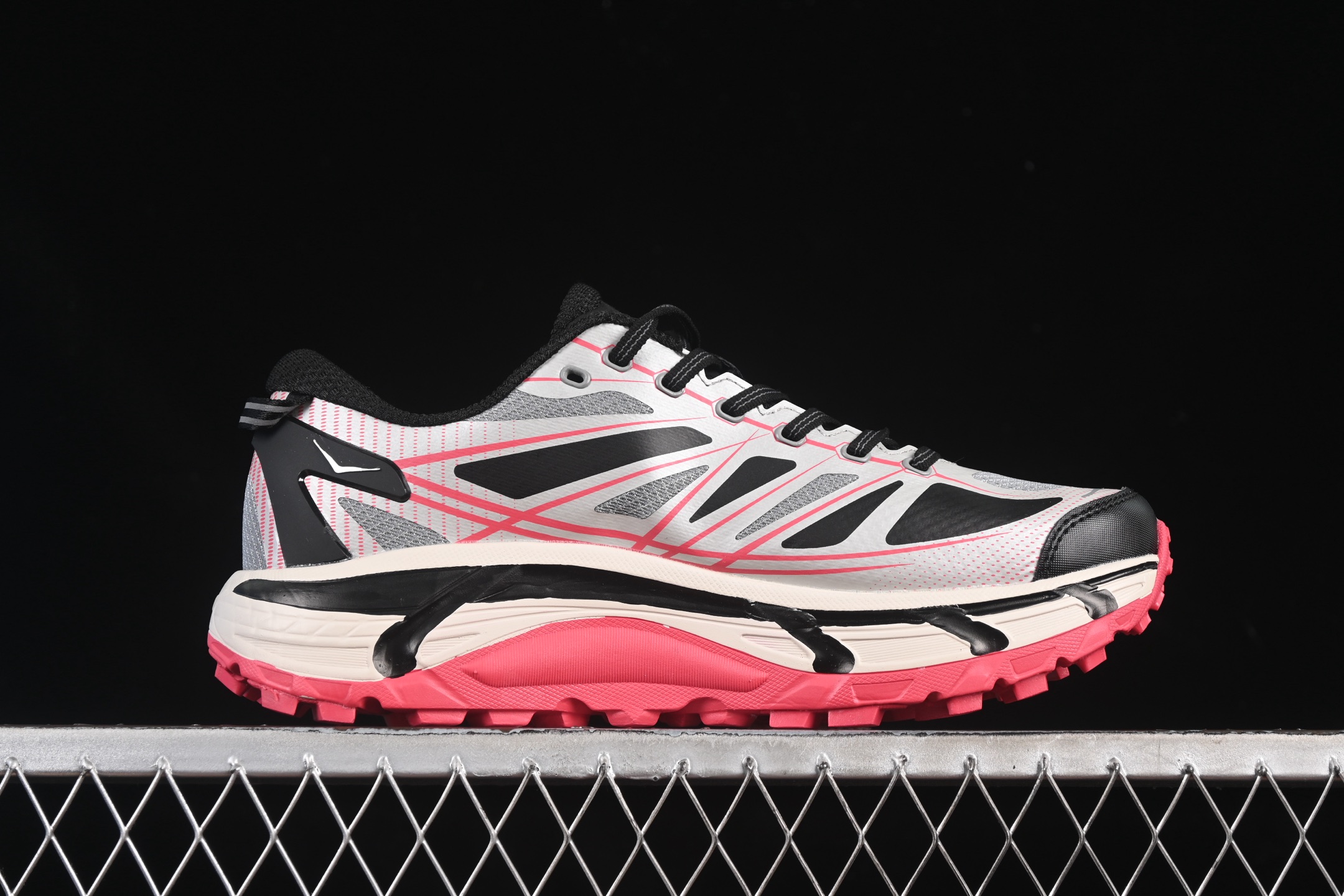 💰240纯原
Hoka Mafate Speed 2 马法特二代超轻厚底轻量山地跑步鞋 1126851 GTCG
#轻量化材料Fresh Foam。超轻量中底全部用料过3C认证! 滚动平衡科技减少33%能量消耗 !第二代Mafate更是延续精髓设计,并调整了整体的鞋型,修身的鞋型,更加灵巧的感觉一下子来了。外底韧弹感十足的EVA泡绵,结合Vibram橡胶大底,性能稳定输出,无论是平时穿着还是在潮湿的梅雨季节跑步,都是非常优秀的搭配。
尺码:36 36.5 37 38 38.5 39 40 40.5 41 42 42.5 43 44 45 X.D4