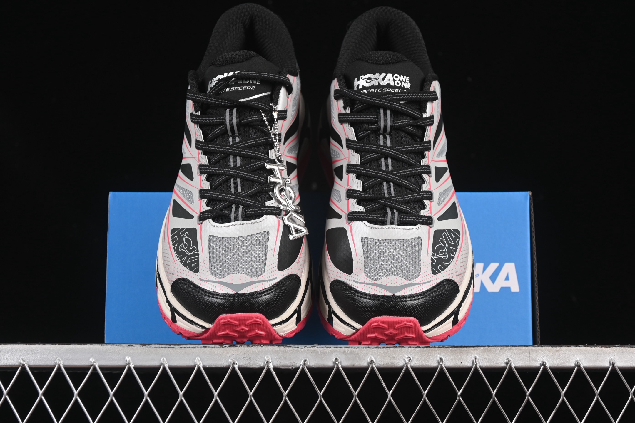 💰240纯原
Hoka Mafate Speed 2 马法特二代超轻厚底轻量山地跑步鞋 1126851 GTCG
#轻量化材料Fresh Foam。超轻量中底全部用料过3C认证! 滚动平衡科技减少33%能量消耗 !第二代Mafate更是延续精髓设计,并调整了整体的鞋型,修身的鞋型,更加灵巧的感觉一下子来了。外底韧弹感十足的EVA泡绵,结合Vibram橡胶大底,性能稳定输出,无论是平时穿着还是在潮湿的梅雨季节跑步,都是非常优秀的搭配。
尺码:36 36.5 37 38 38.5 39 40 40.5 41 42 42.5 43 44 45 X.D4