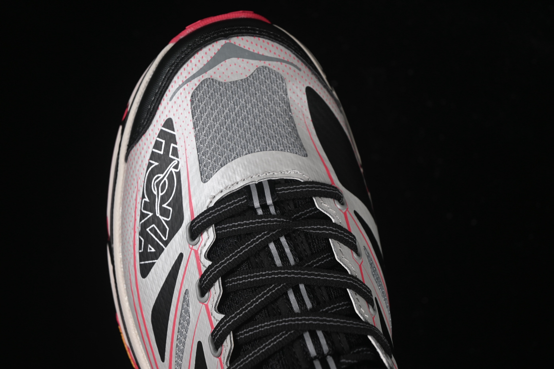 💰240纯原
Hoka Mafate Speed 2 马法特二代超轻厚底轻量山地跑步鞋 1126851 GTCG
#轻量化材料Fresh Foam。超轻量中底全部用料过3C认证! 滚动平衡科技减少33%能量消耗 !第二代Mafate更是延续精髓设计,并调整了整体的鞋型,修身的鞋型,更加灵巧的感觉一下子来了。外底韧弹感十足的EVA泡绵,结合Vibram橡胶大底,性能稳定输出,无论是平时穿着还是在潮湿的梅雨季节跑步,都是非常优秀的搭配。
尺码:36 36.5 37 38 38.5 39 40 40.5 41 42 42.5 43 44 45 X.D4