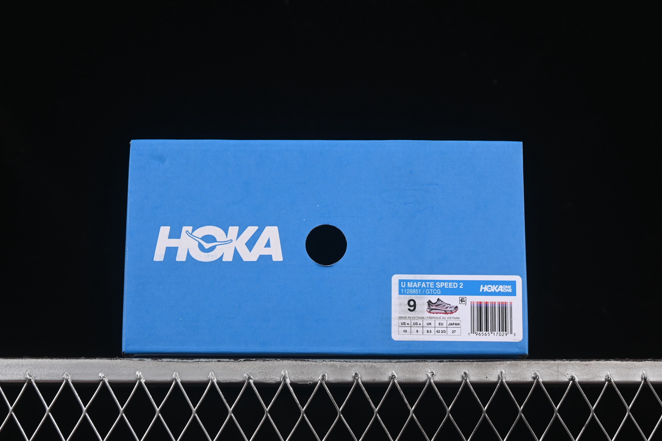 💰240纯原
Hoka Mafate Speed 2 马法特二代超轻厚底轻量山地跑步鞋 1126851 GTCG
#轻量化材料Fresh Foam。超轻量中底全部用料过3C认证! 滚动平衡科技减少33%能量消耗 !第二代Mafate更是延续精髓设计,并调整了整体的鞋型,修身的鞋型,更加灵巧的感觉一下子来了。外底韧弹感十足的EVA泡绵,结合Vibram橡胶大底,性能稳定输出,无论是平时穿着还是在潮湿的梅雨季节跑步,都是非常优秀的搭配。
尺码:36 36.5 37 38 38.5 39 40 40.5 41 42 42.5 43 44 45 X.D4