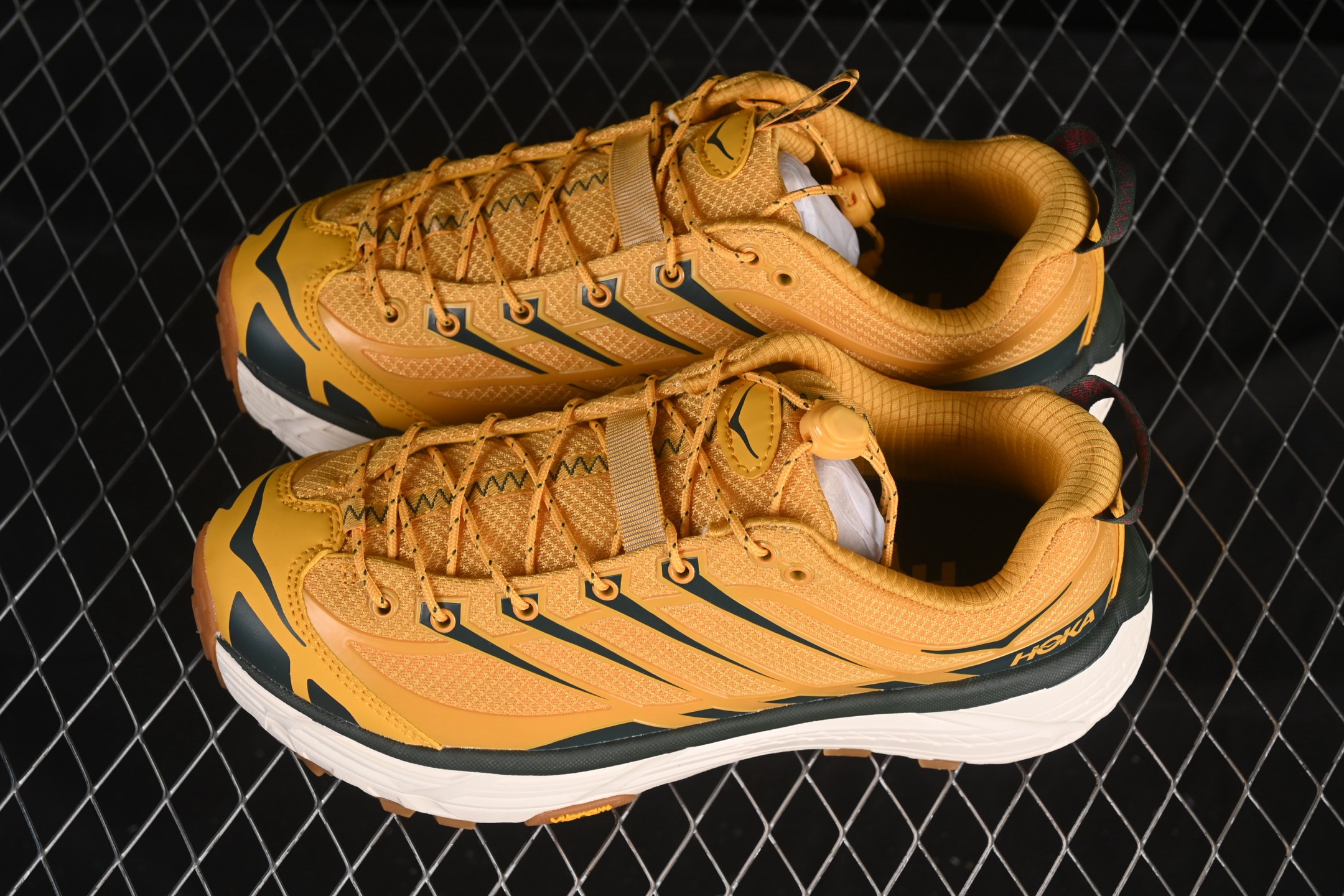 💰220纯原
Hoka Mafate Three 2 马法特二代超轻厚底轻量山地跑步鞋 1141572 GLW
#轻量化材料Fresh Foam。超轻量中底全部用料过3C认证! 滚动平衡科技减少33%能量消耗 !第二代Mafate更是延续精髓设计,并调整了整体的鞋型,修身的鞋型,更加灵巧的感觉一下子来了。外底韧弹感十足的EVA泡绵,结合Vibram橡胶大底,性能稳定输出,无论是平时穿着还是在潮湿的梅雨季节跑步,都是非常优秀的搭配。
尺码:36 36.5 37 38 38.5 39 40 40.5 41 42 42.5 43 44 45 N.D4