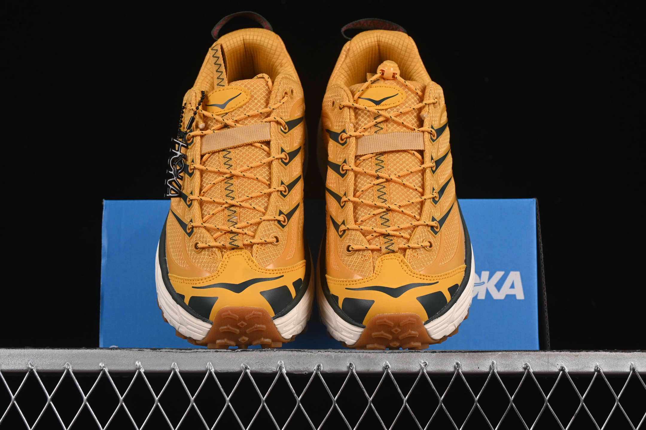 💰220纯原
Hoka Mafate Three 2 马法特二代超轻厚底轻量山地跑步鞋 1141572 GLW
#轻量化材料Fresh Foam。超轻量中底全部用料过3C认证! 滚动平衡科技减少33%能量消耗 !第二代Mafate更是延续精髓设计,并调整了整体的鞋型,修身的鞋型,更加灵巧的感觉一下子来了。外底韧弹感十足的EVA泡绵,结合Vibram橡胶大底,性能稳定输出,无论是平时穿着还是在潮湿的梅雨季节跑步,都是非常优秀的搭配。
尺码:36 36.5 37 38 38.5 39 40 40.5 41 42 42.5 43 44 45 N.D4