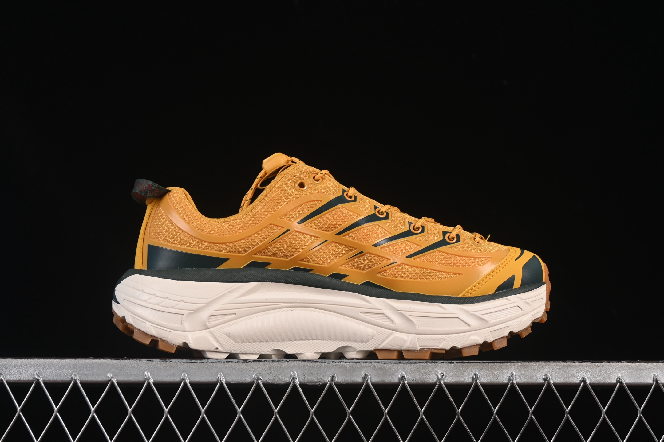 💰220纯原
Hoka Mafate Three 2 马法特二代超轻厚底轻量山地跑步鞋 1141572 GLW
#轻量化材料Fresh Foam。超轻量中底全部用料过3C认证! 滚动平衡科技减少33%能量消耗 !第二代Mafate更是延续精髓设计,并调整了整体的鞋型,修身的鞋型,更加灵巧的感觉一下子来了。外底韧弹感十足的EVA泡绵,结合Vibram橡胶大底,性能稳定输出,无论是平时穿着还是在潮湿的梅雨季节跑步,都是非常优秀的搭配。
尺码:36 36.5 37 38 38.5 39 40 40.5 41 42 42.5 43 44 45 N.D4