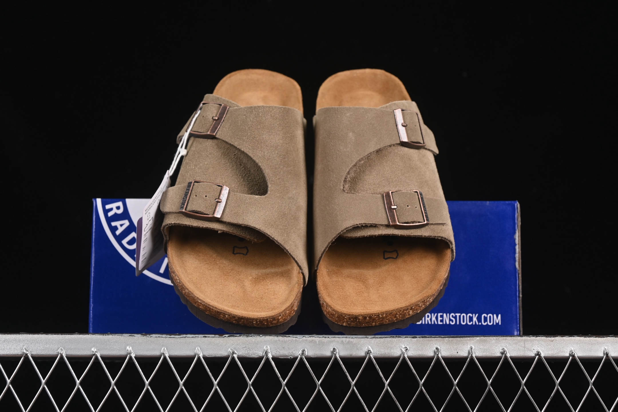 💰220纯原
Birkenstock 勃肯凉鞋系列 鼠尾灰
#采用质地柔软牛皮绒面革植入羊羔毛鞋垫和里衬材质 中底搭载缓震软木橡胶 外置EVA轻量片装外底
尺码：35 36 37 38 39 40 41 42 43 44 45 G.D4