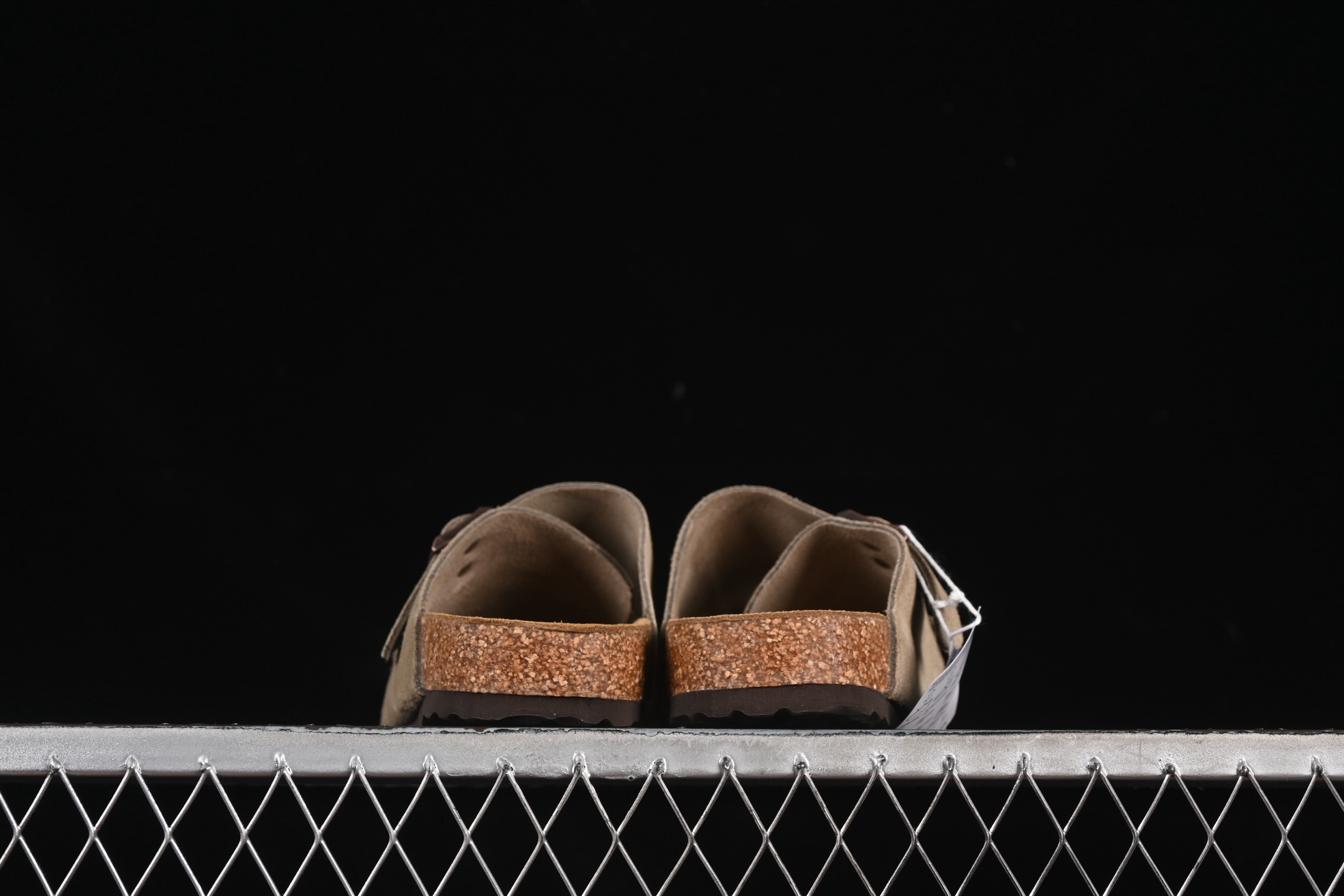💰220纯原
Birkenstock 勃肯凉鞋系列 鼠尾灰
#采用质地柔软牛皮绒面革植入羊羔毛鞋垫和里衬材质 中底搭载缓震软木橡胶 外置EVA轻量片装外底
尺码：35 36 37 38 39 40 41 42 43 44 45 G.D4