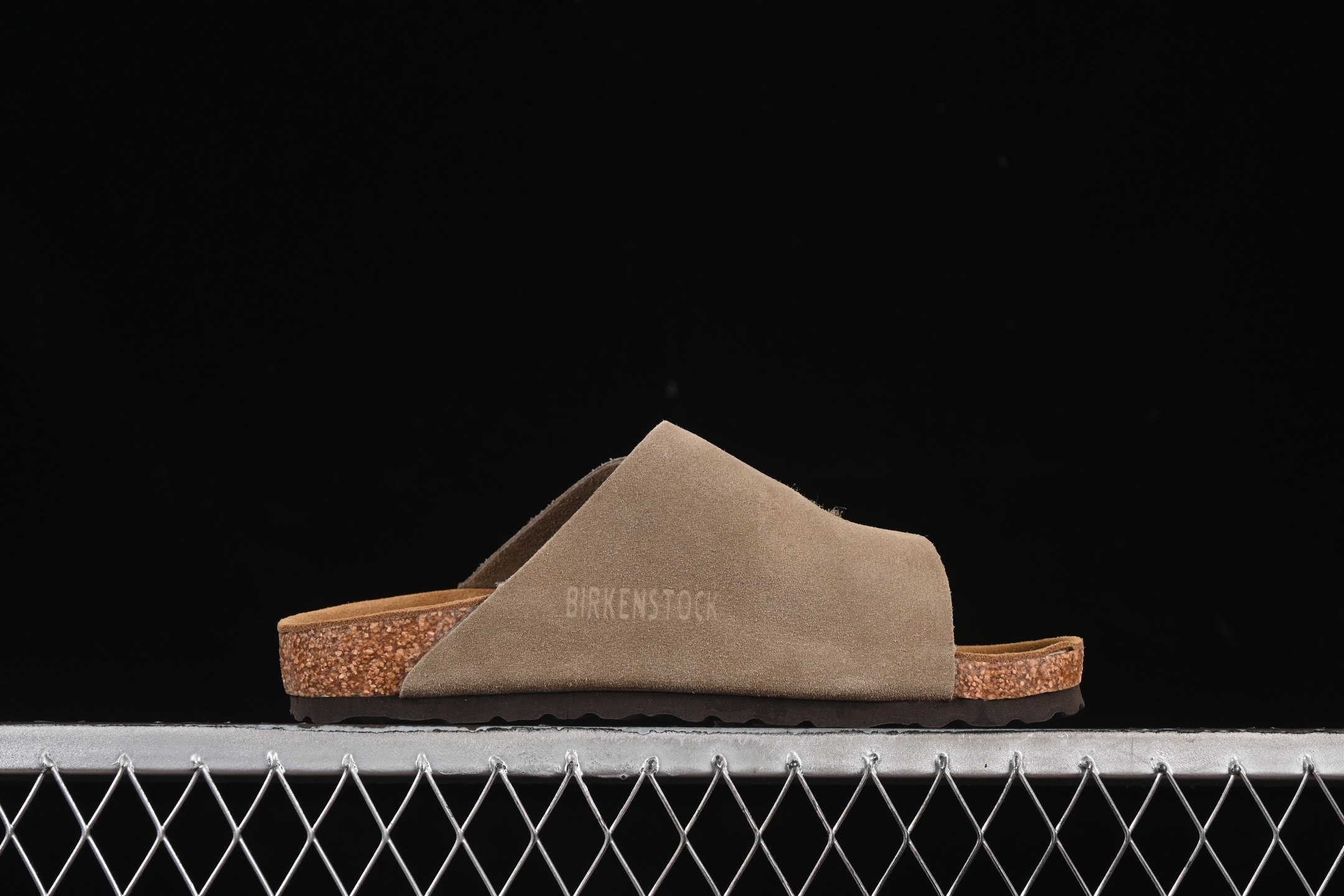 💰220纯原
Birkenstock 勃肯凉鞋系列 鼠尾灰
#采用质地柔软牛皮绒面革植入羊羔毛鞋垫和里衬材质 中底搭载缓震软木橡胶 外置EVA轻量片装外底
尺码：35 36 37 38 39 40 41 42 43 44 45 G.D4