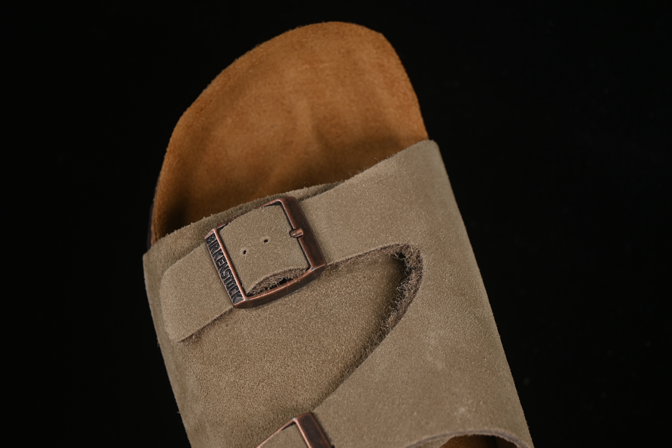 💰220纯原
Birkenstock 勃肯凉鞋系列 鼠尾灰
#采用质地柔软牛皮绒面革植入羊羔毛鞋垫和里衬材质 中底搭载缓震软木橡胶 外置EVA轻量片装外底
尺码：35 36 37 38 39 40 41 42 43 44 45 G.D4