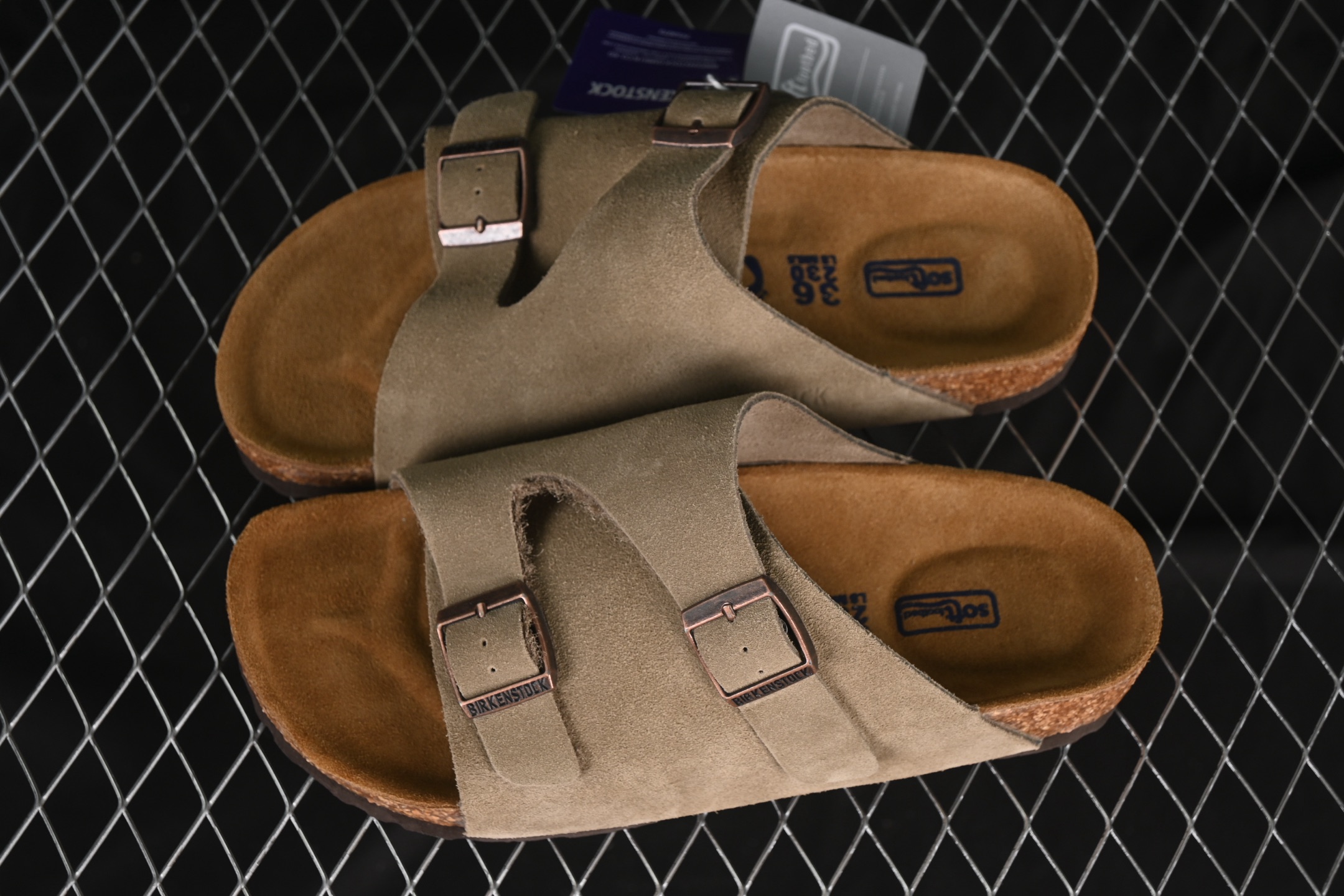 💰220纯原
Birkenstock 勃肯凉鞋系列 鼠尾灰
#采用质地柔软牛皮绒面革植入羊羔毛鞋垫和里衬材质 中底搭载缓震软木橡胶 外置EVA轻量片装外底
尺码：35 36 37 38 39 40 41 42 43 44 45 G.D4