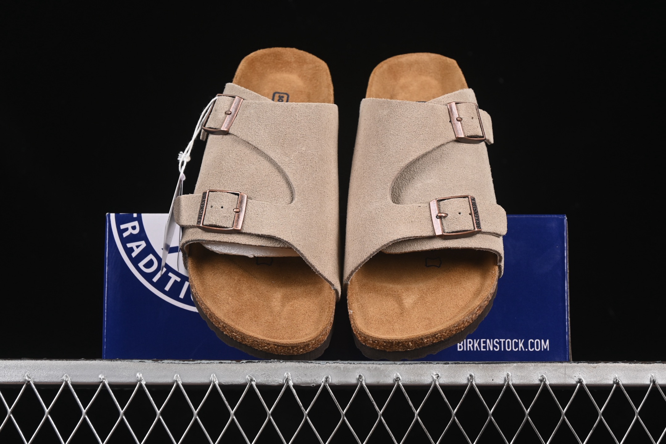 💰220纯原
Birkenstock 勃肯凉鞋系列 灰褐色
#采用质地柔软牛皮绒面革植入羊羔毛鞋垫和里衬材质 中底搭载缓震软木橡胶 外置EVA轻量片装外底
尺码：35 36 37 38 39 40 41 42 43 44 45 G.D4