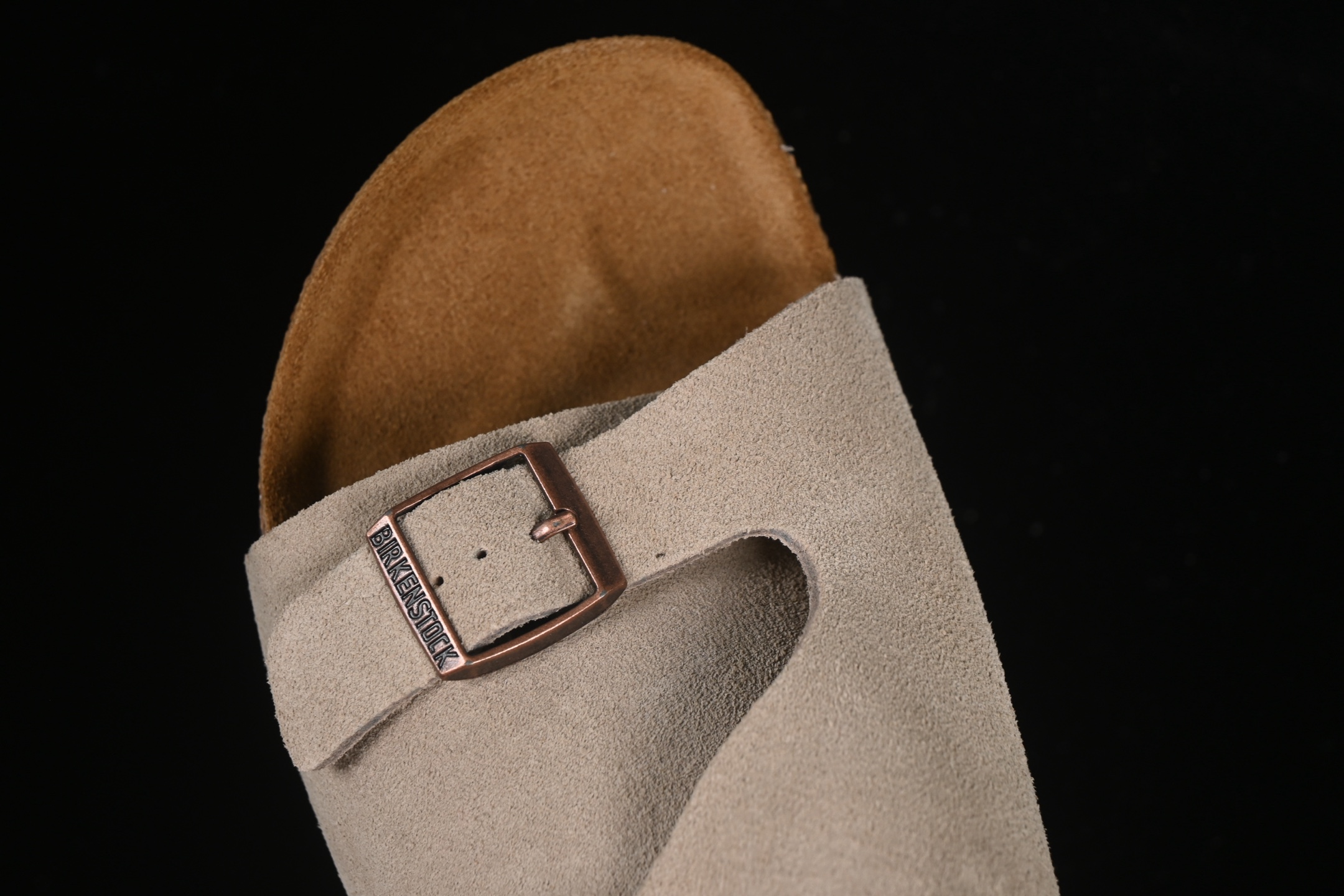 💰220纯原
Birkenstock 勃肯凉鞋系列 灰褐色
#采用质地柔软牛皮绒面革植入羊羔毛鞋垫和里衬材质 中底搭载缓震软木橡胶 外置EVA轻量片装外底
尺码：35 36 37 38 39 40 41 42 43 44 45 G.D4