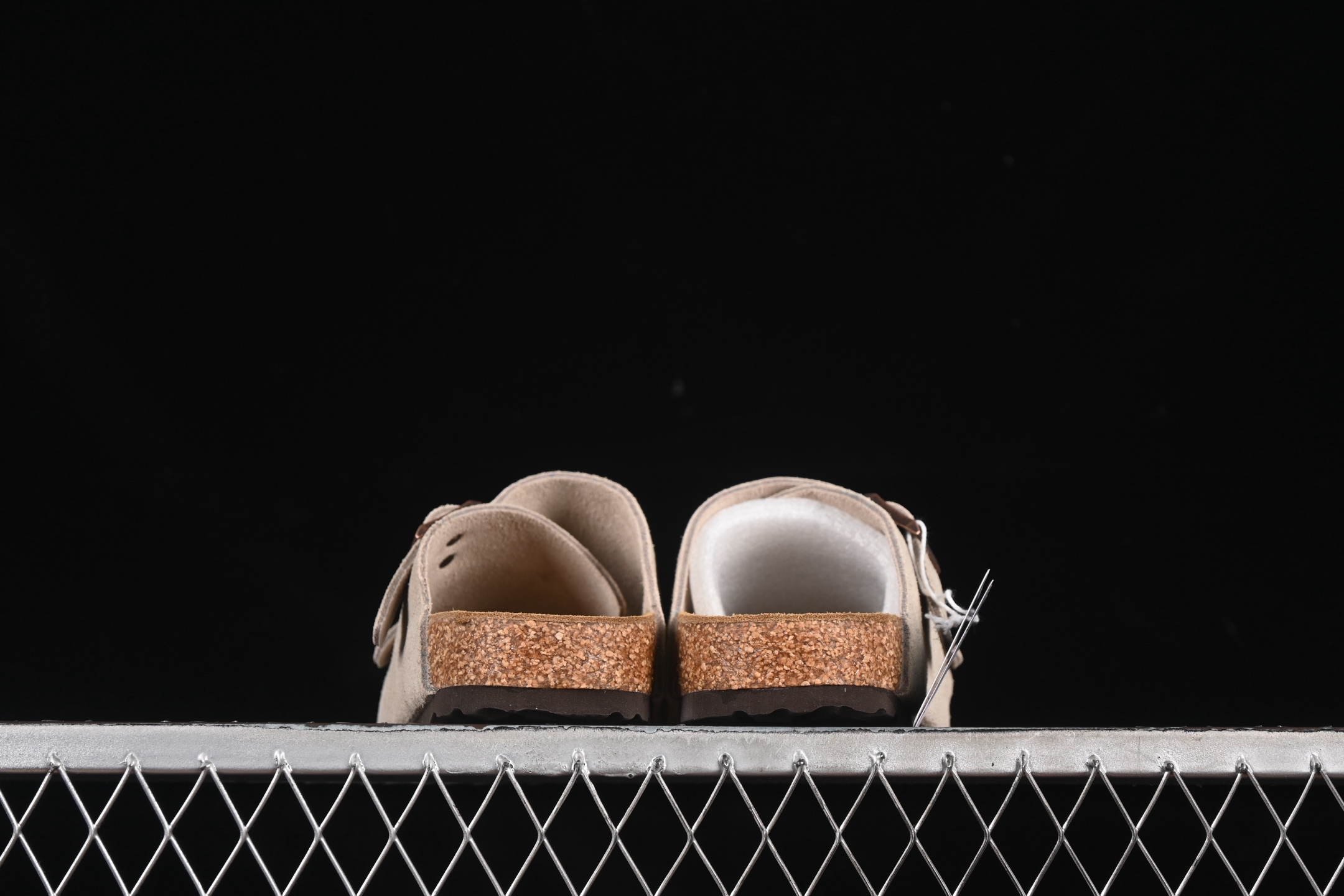 💰220纯原
Birkenstock 勃肯凉鞋系列 灰褐色
#采用质地柔软牛皮绒面革植入羊羔毛鞋垫和里衬材质 中底搭载缓震软木橡胶 外置EVA轻量片装外底
尺码：35 36 37 38 39 40 41 42 43 44 45 G.D4