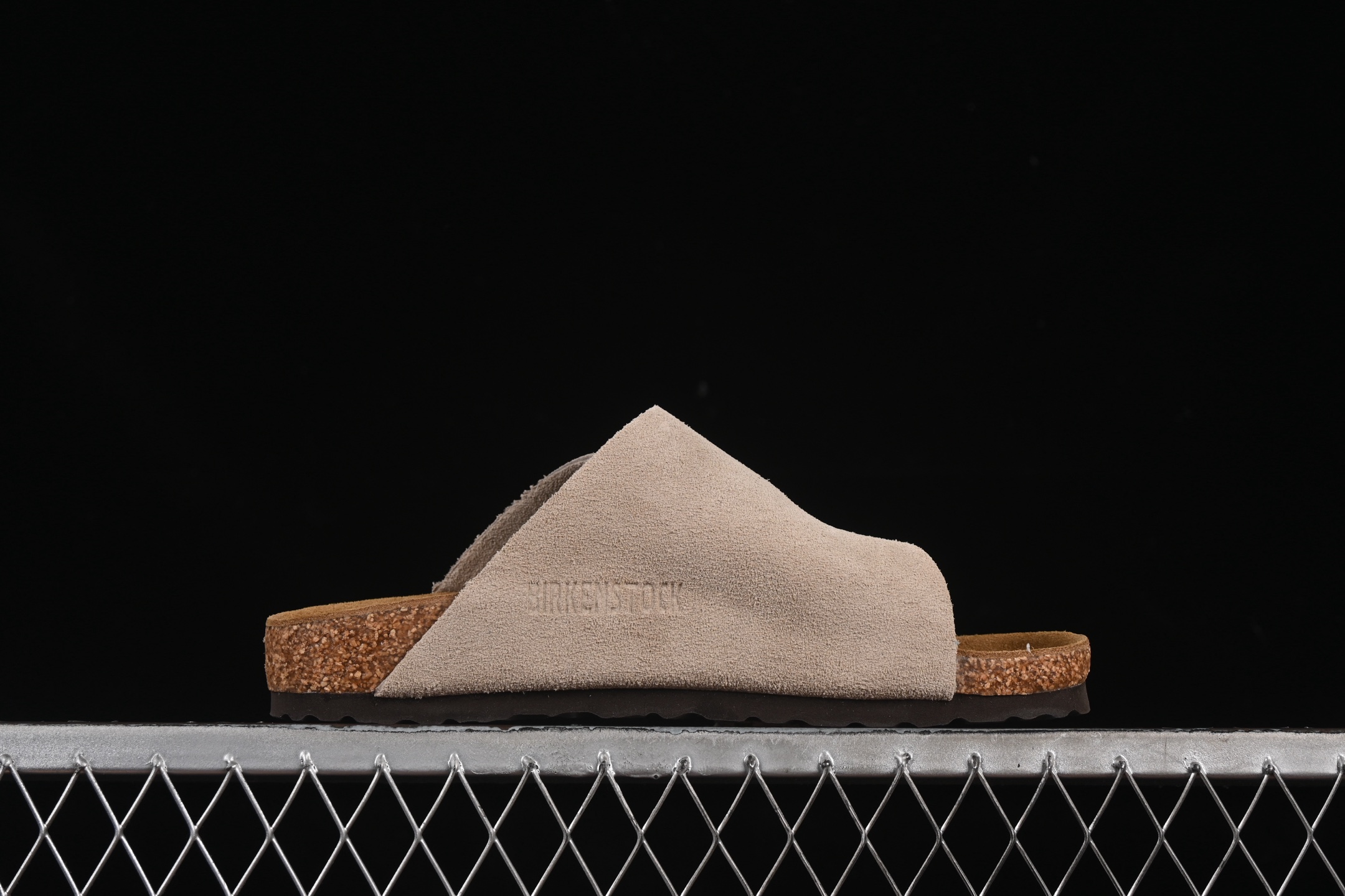 💰220纯原
Birkenstock 勃肯凉鞋系列 灰褐色
#采用质地柔软牛皮绒面革植入羊羔毛鞋垫和里衬材质 中底搭载缓震软木橡胶 外置EVA轻量片装外底
尺码：35 36 37 38 39 40 41 42 43 44 45 G.D4