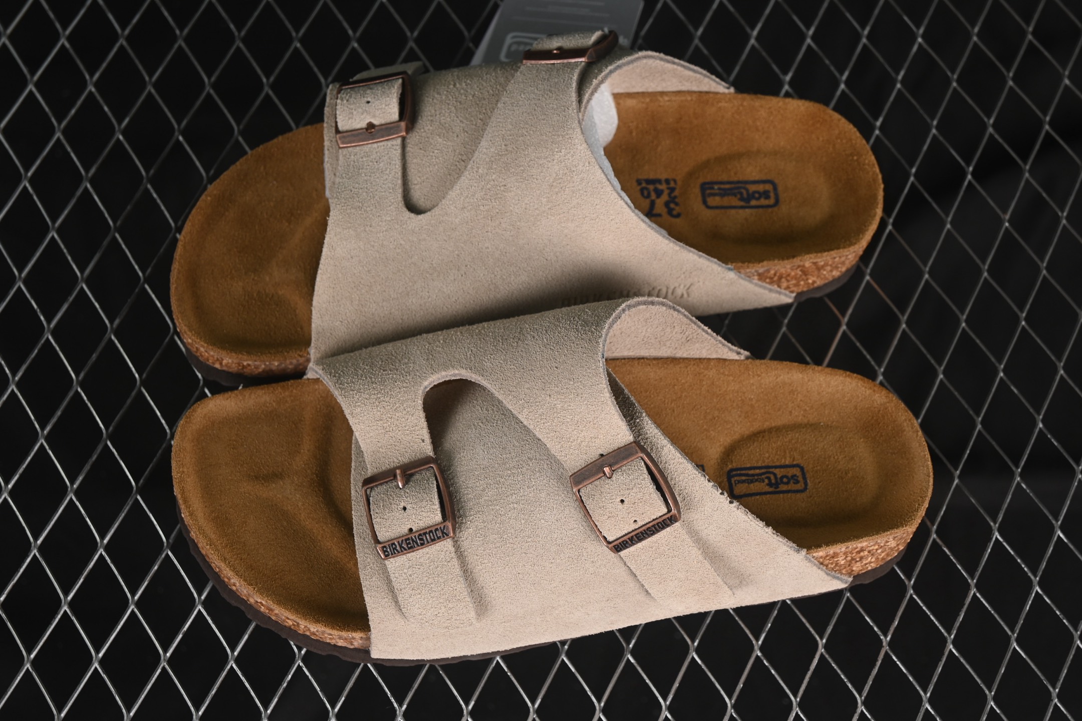 💰220纯原
Birkenstock 勃肯凉鞋系列 灰褐色
#采用质地柔软牛皮绒面革植入羊羔毛鞋垫和里衬材质 中底搭载缓震软木橡胶 外置EVA轻量片装外底
尺码：35 36 37 38 39 40 41 42 43 44 45 G.D4